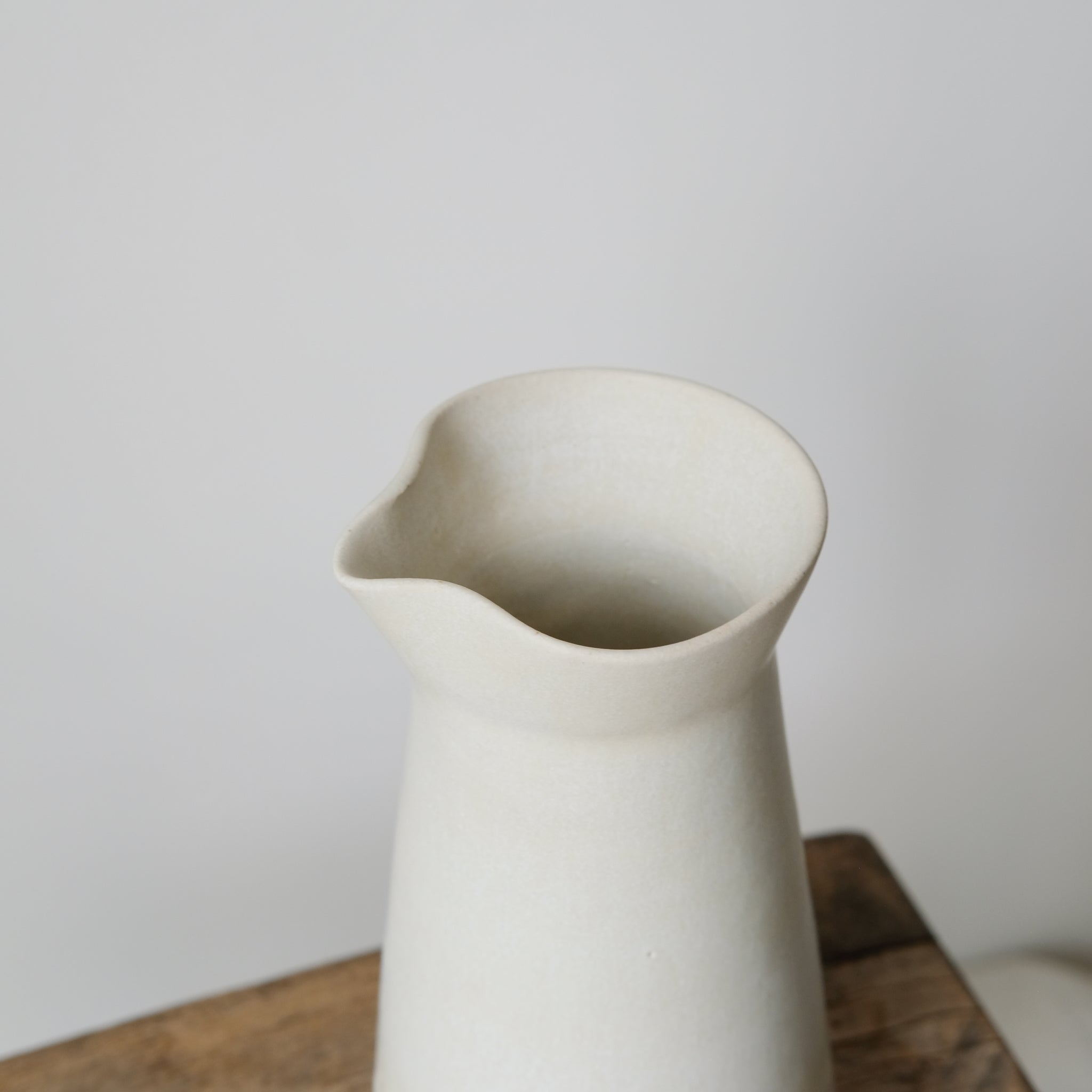 Pichet en grès blanc par Louise Noart pour Brutal Ceramics