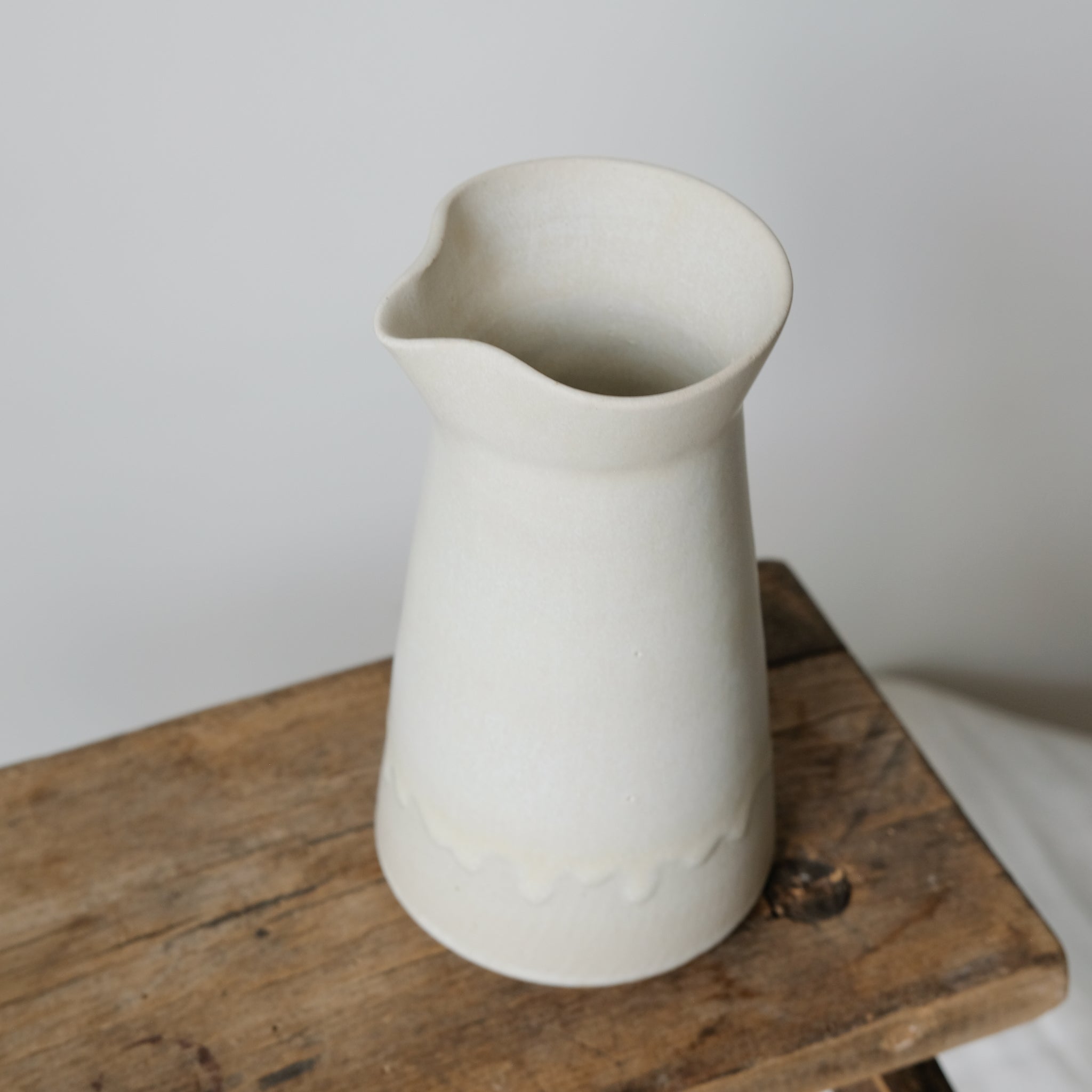 Pichet en grès blanc par Louise Noart pour Brutal Ceramics