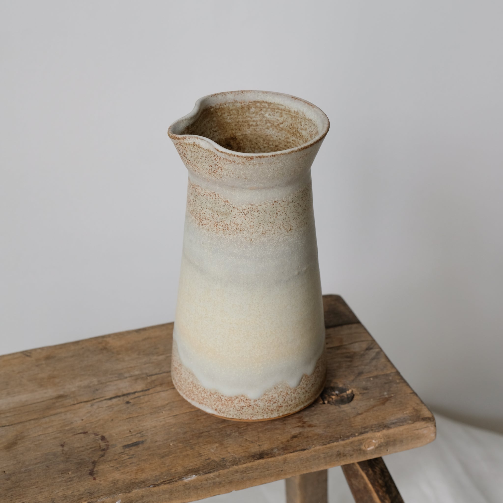 Pichet en grès roux, beige par Louise Noart pour Brutal Ceramics