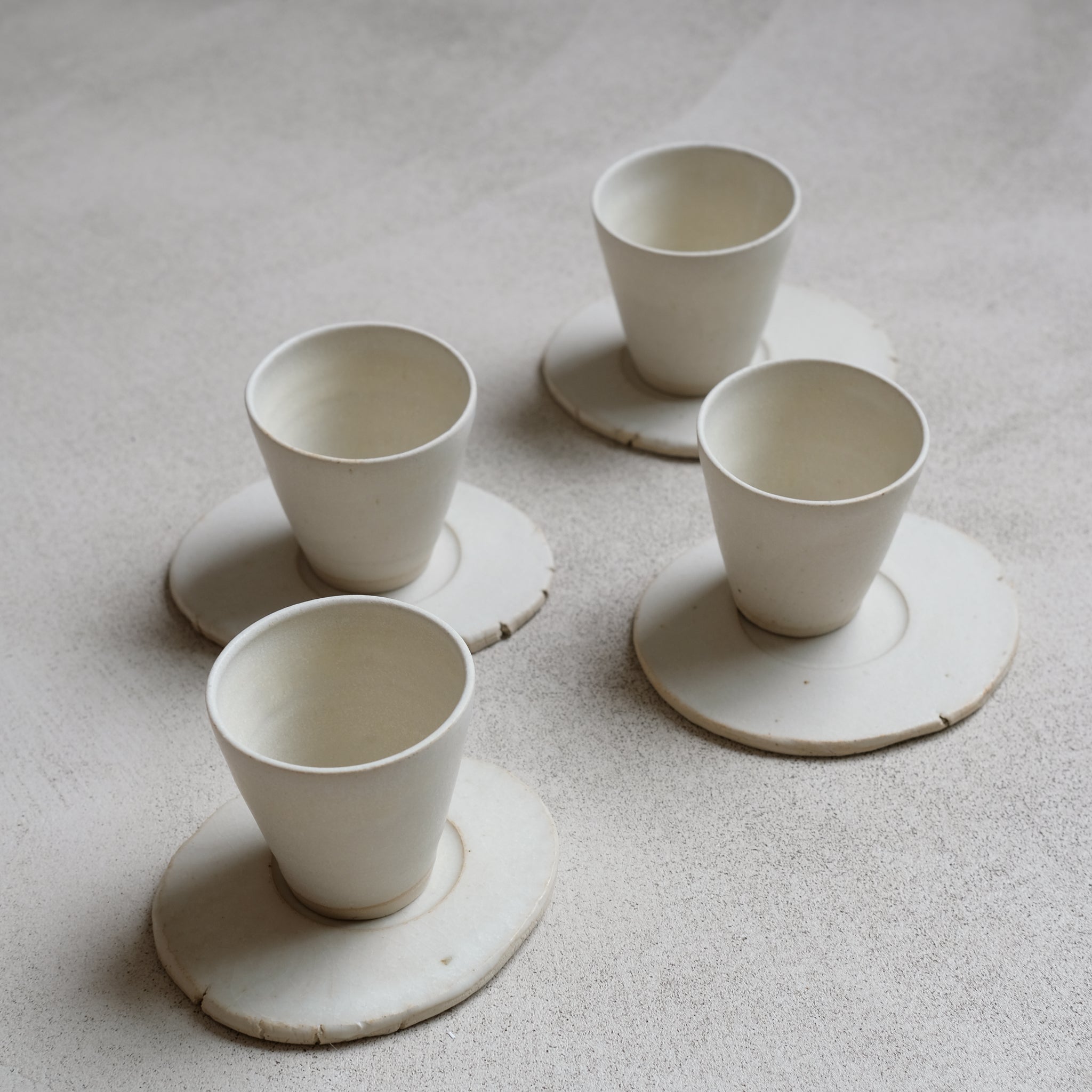 Set soucoupe et tasse blanc mat de Louise Noart pour Brutal
