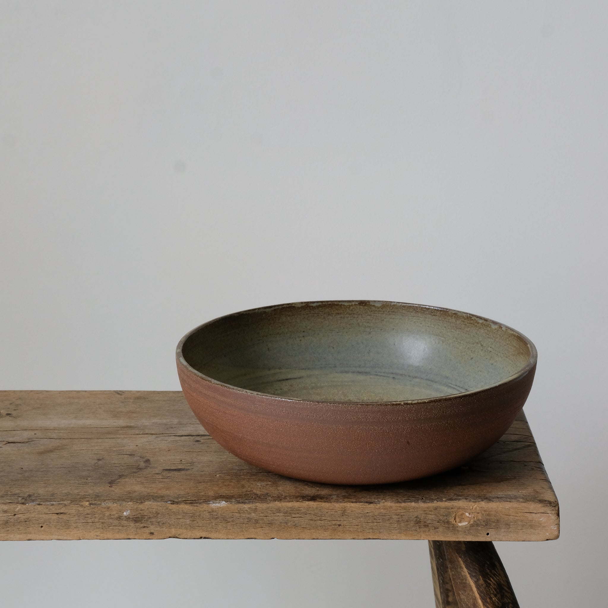 Assiette creuse en grès vert brun par Louise Noart pour Brutal