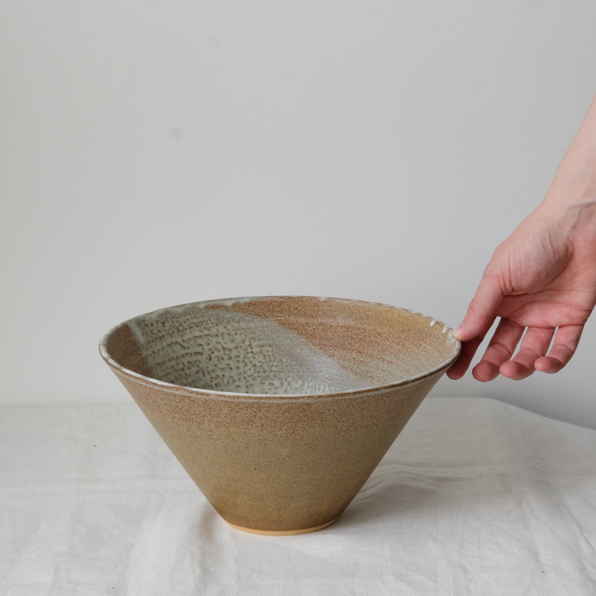 Saladier conique en grès roux, beige par Louise Noart pour Brutal