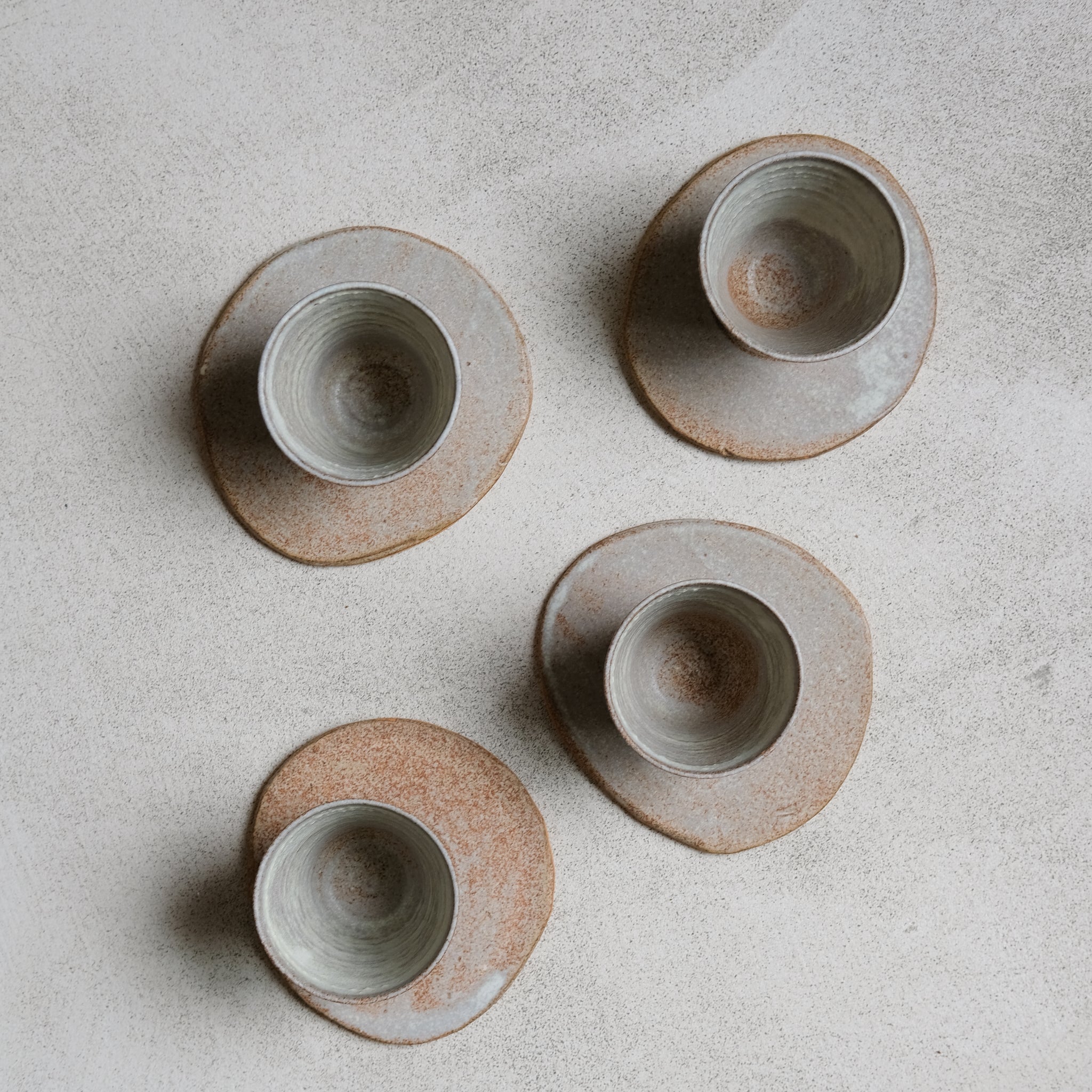 Set soucoupe et tasse roux-beige de Louise Noart par Brutal