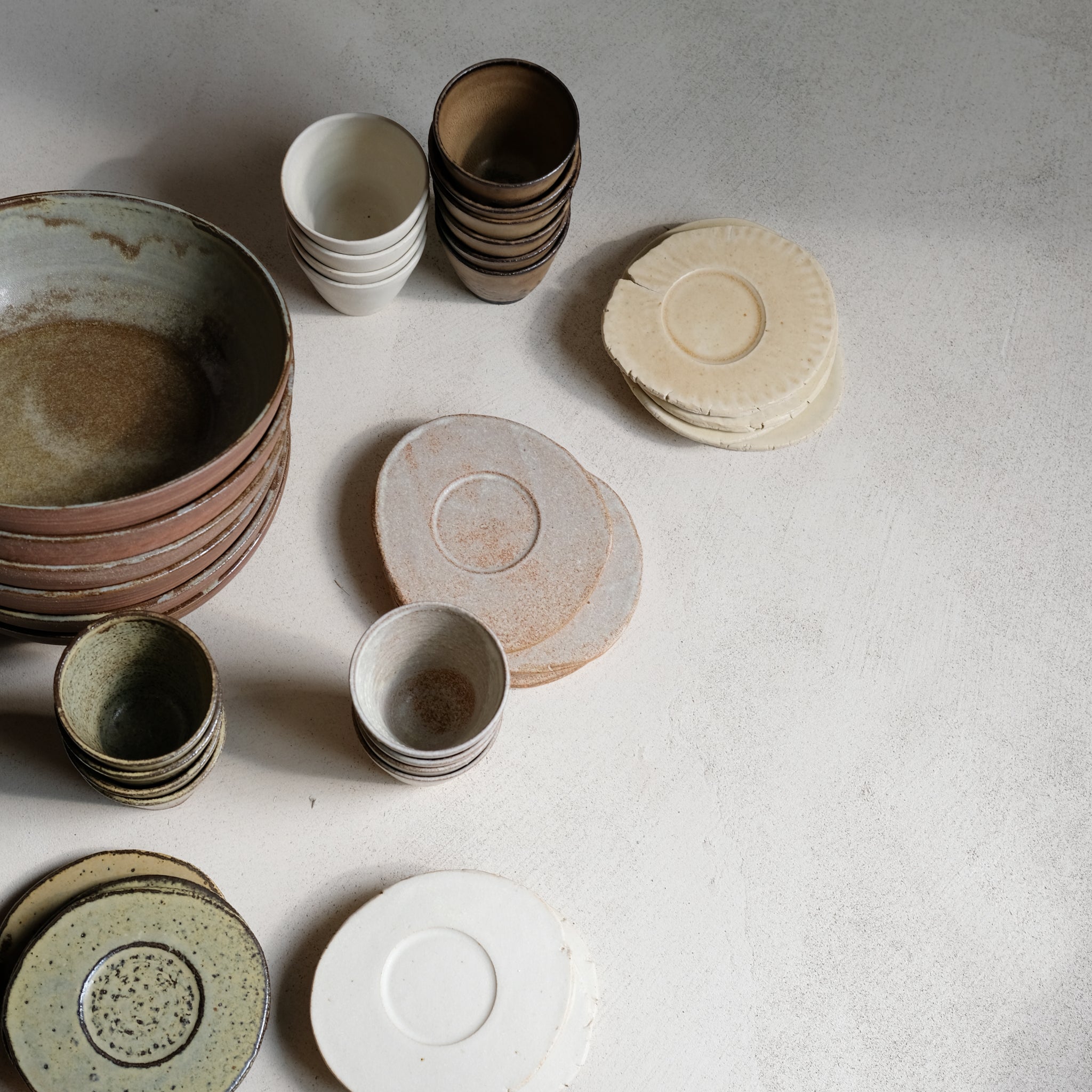 Set soucoupe et tasse roux-beige de Louise Noart par Brutal