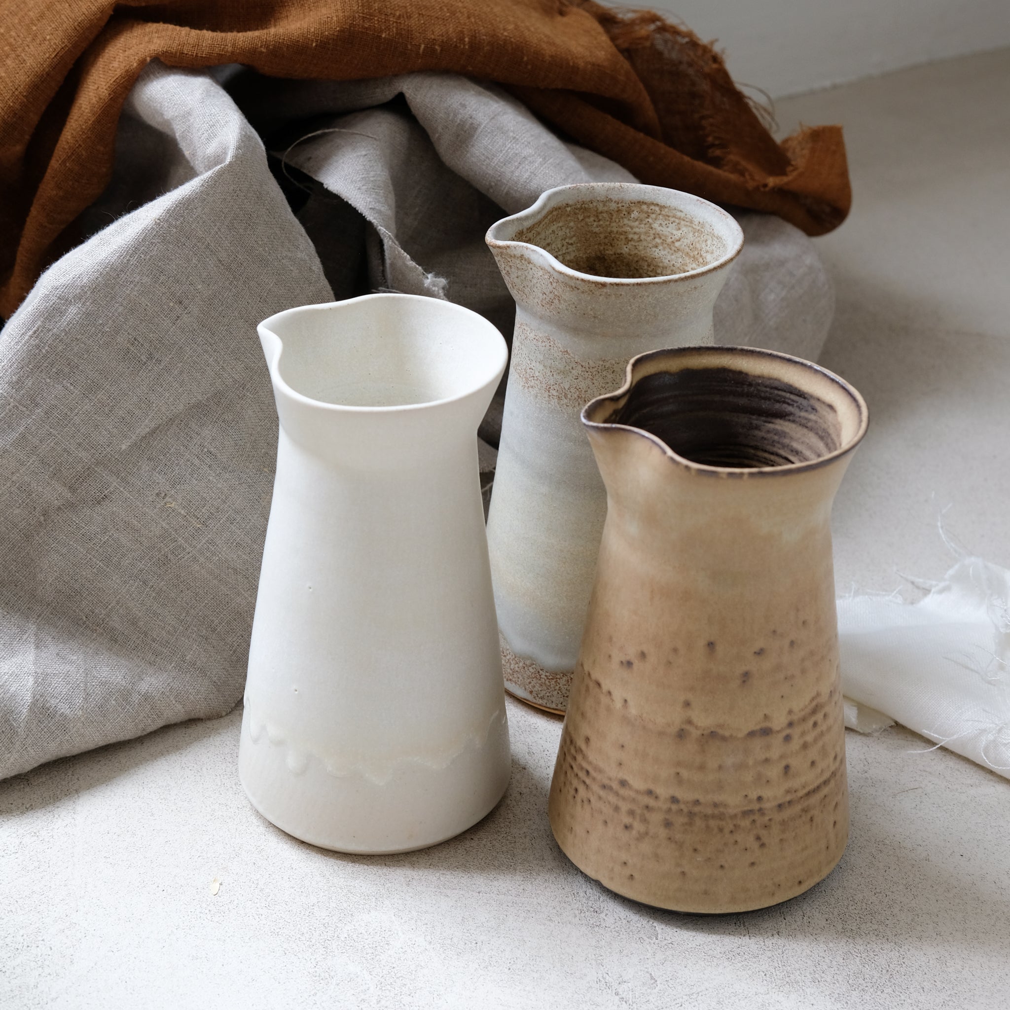Pichet en grès roux, beige par Louise Noart pour Brutal Ceramics