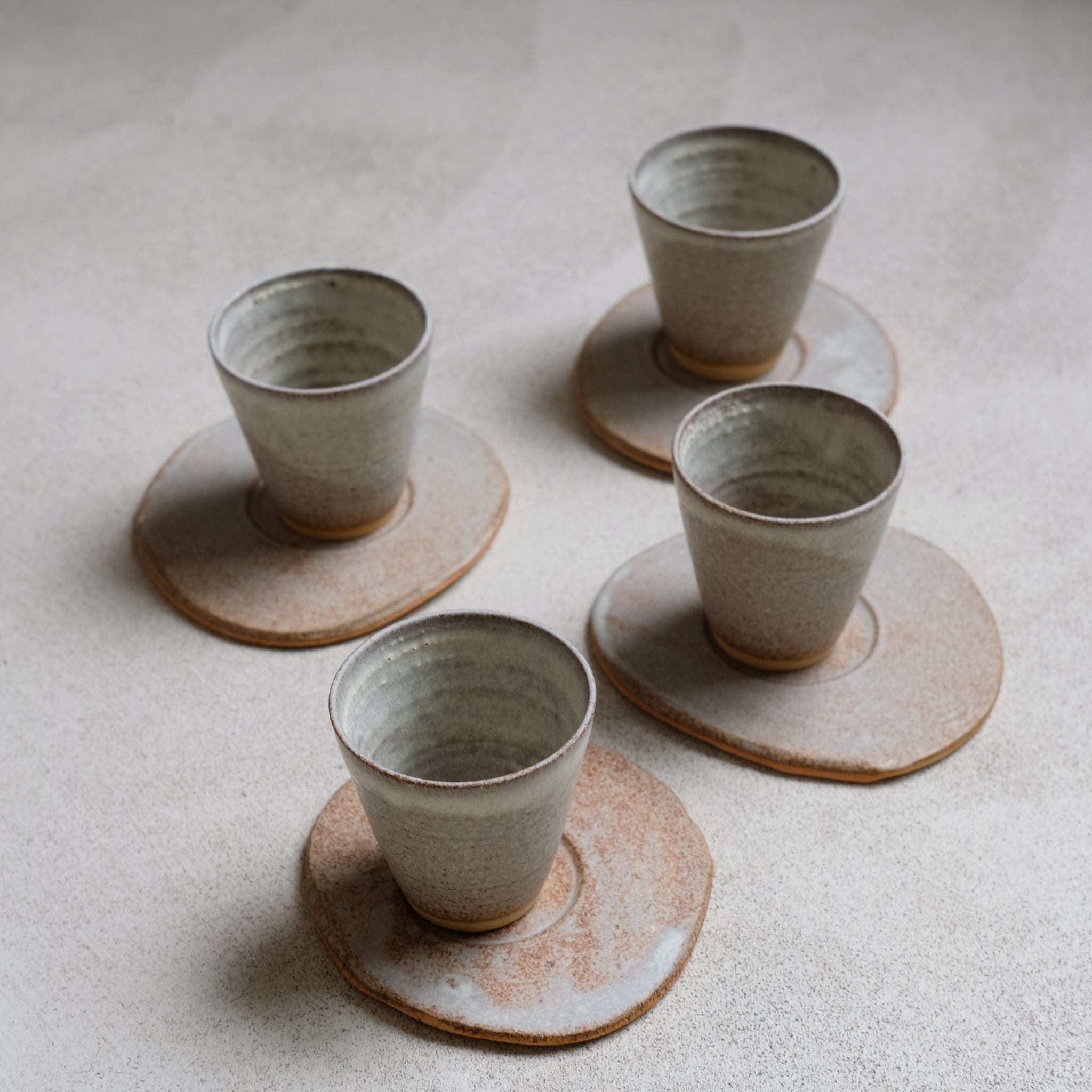 Set soucoupe et tasse roux-beige de Louise Noart par Brutal