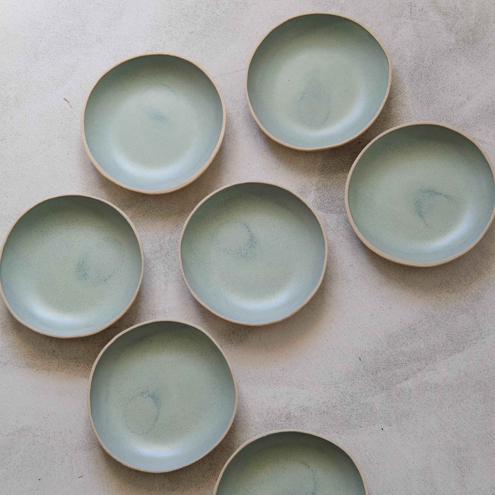 Assiette creuse pistache en grès blanc par Lucie Faucon chez Brutal