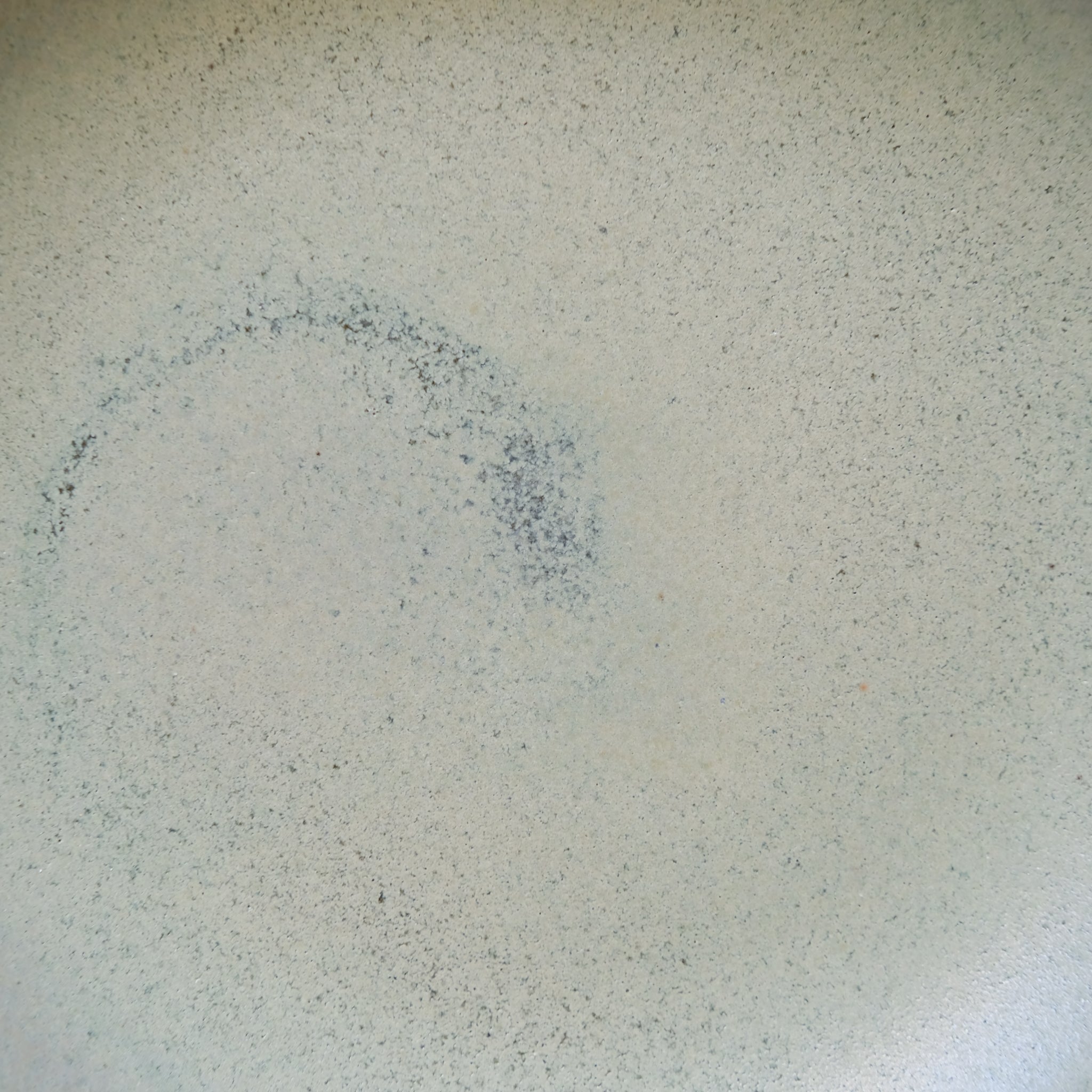 Assiette creuse pistache en grès blanc par Lucie Faucon chez Brutal