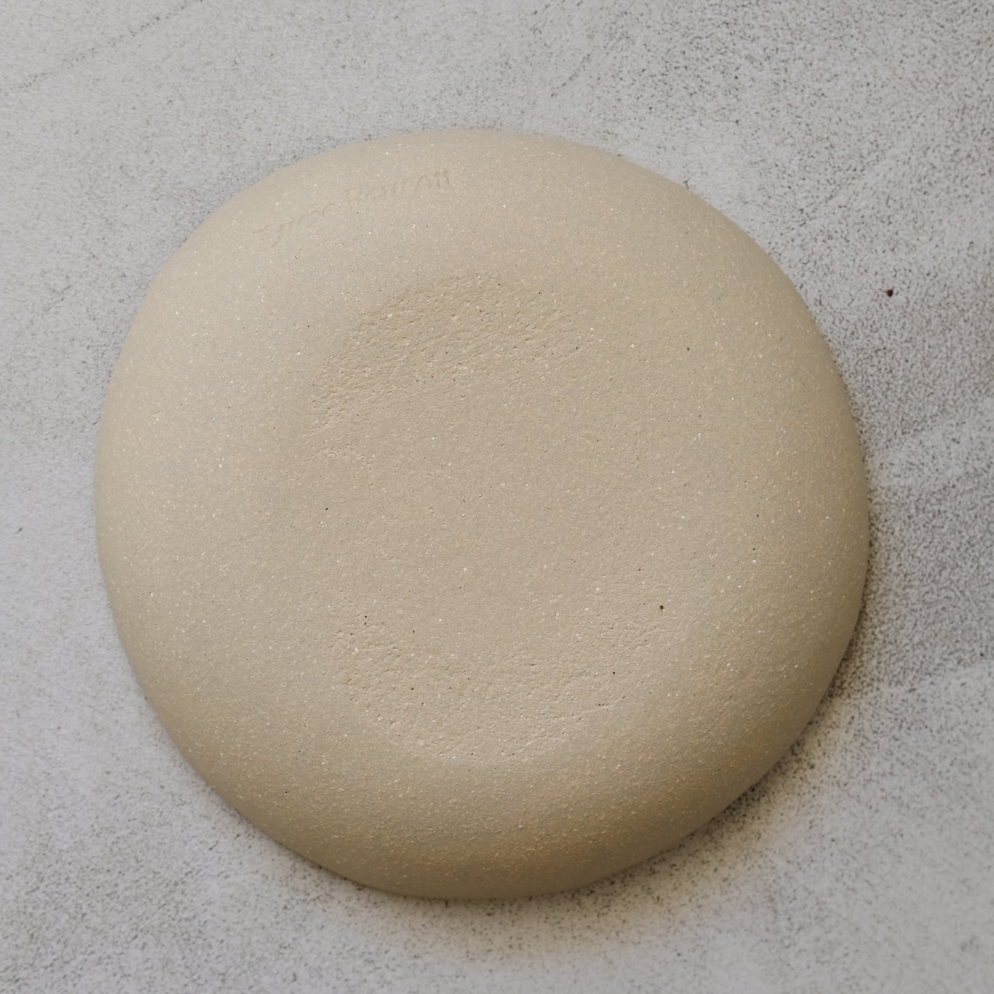 Assiette creuse pistache en grès blanc par Lucie Faucon chez Brutal