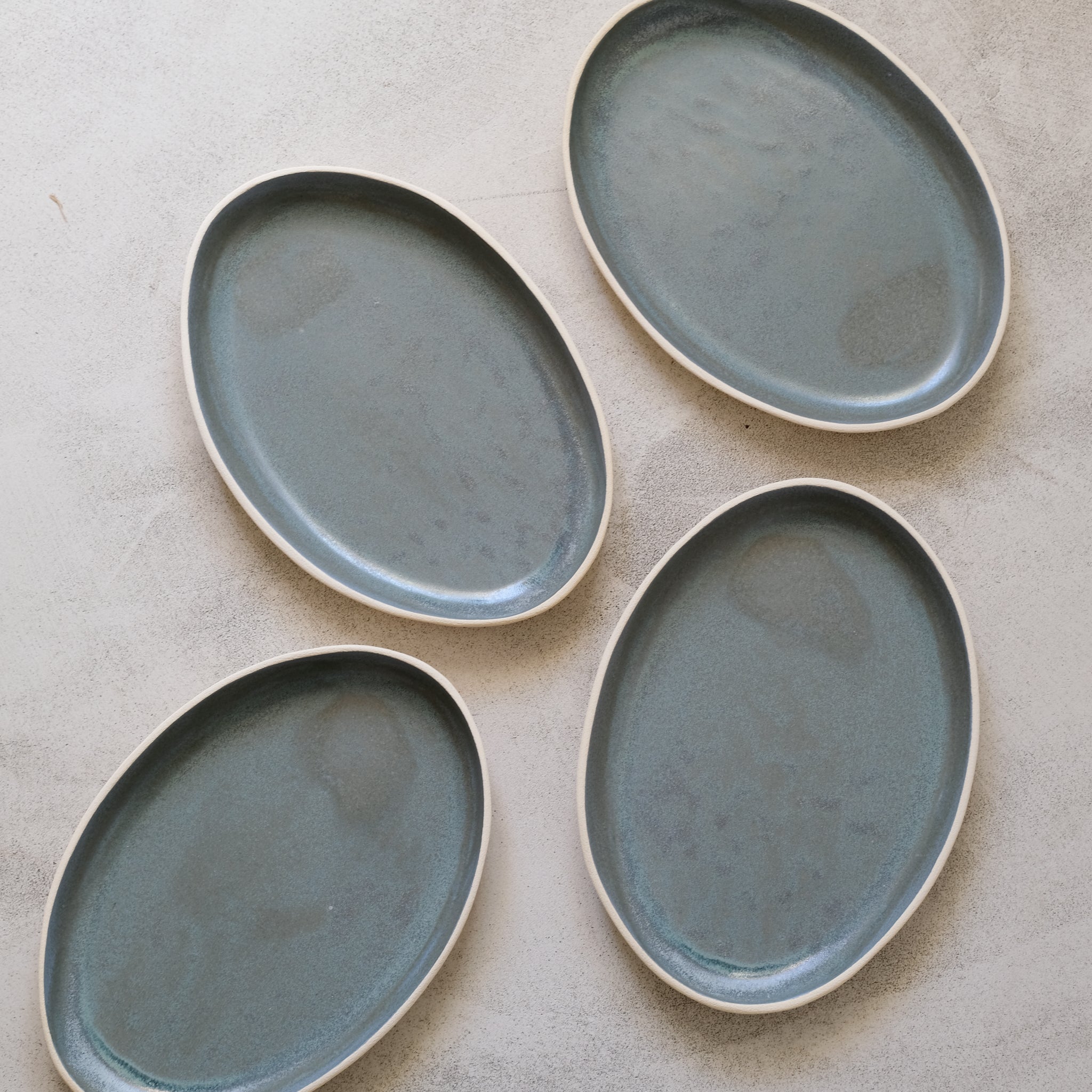 Plat allongé en grès vert par Lucie Faucon chez Brutal Ceramics