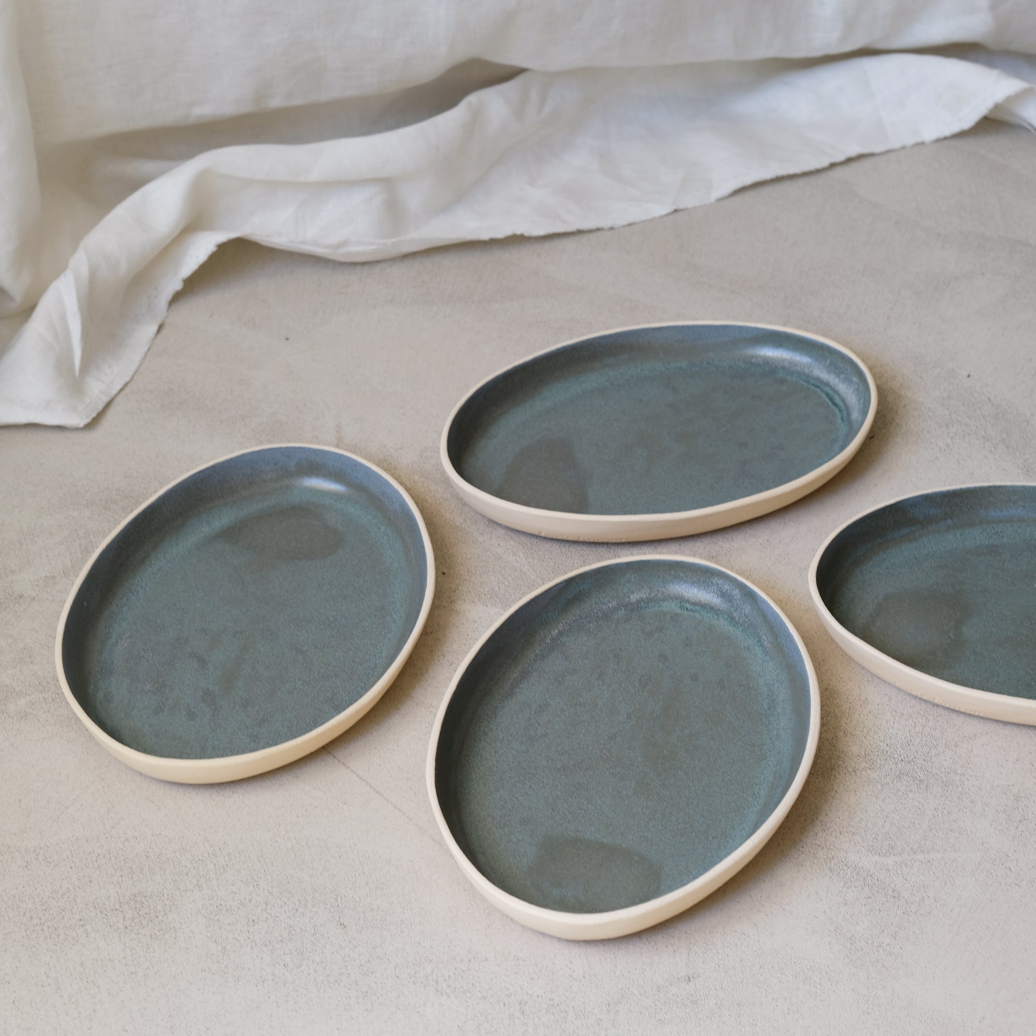 Plat allongé en grès vert par Lucie Faucon chez Brutal Ceramics