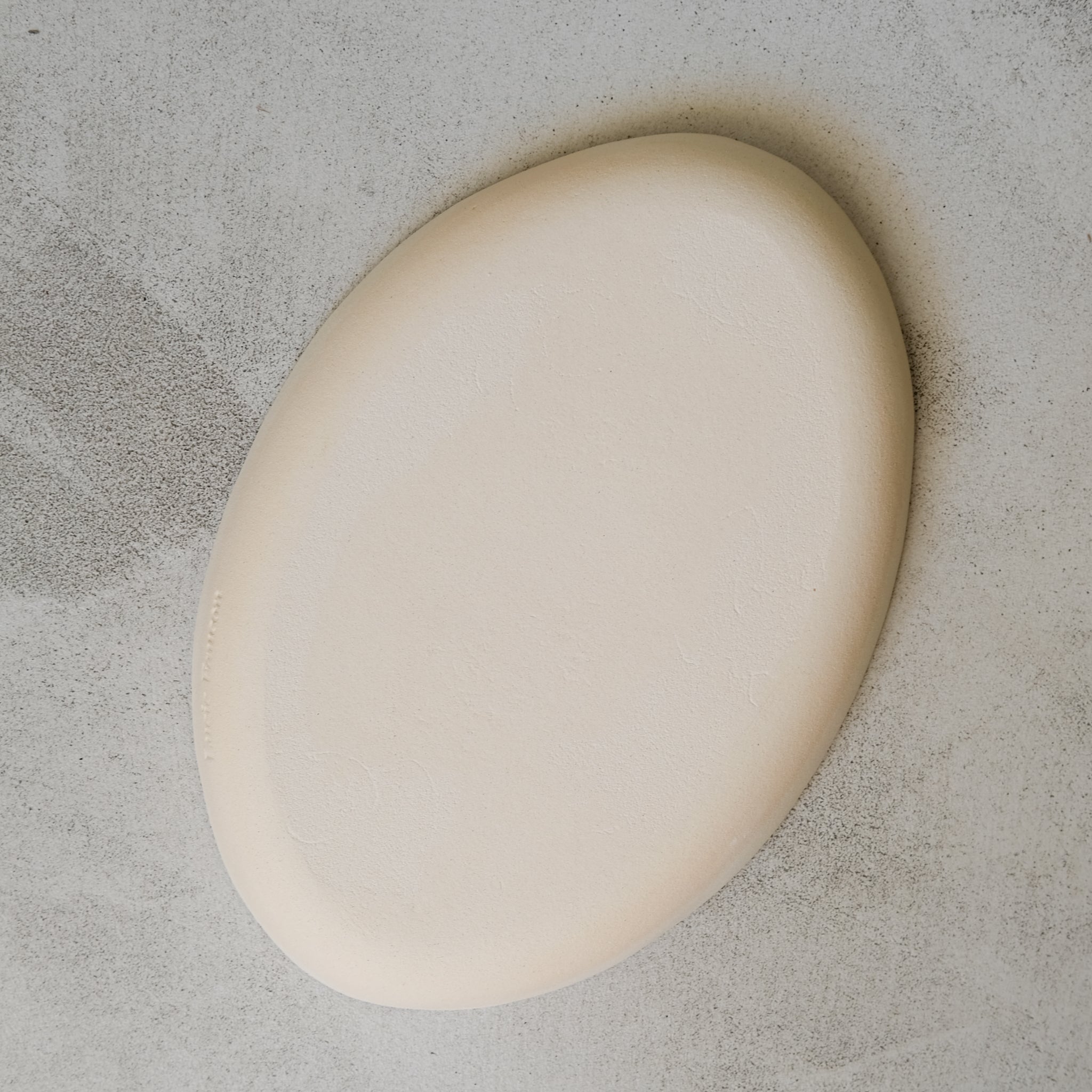 Plat allongé en grès vert par Lucie Faucon chez Brutal Ceramics