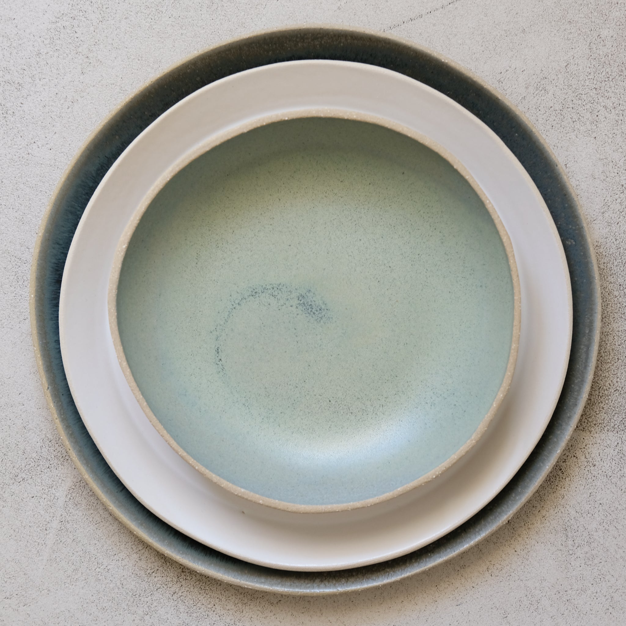 Assiette creuse pistache en grès blanc par Lucie Faucon chez Brutal