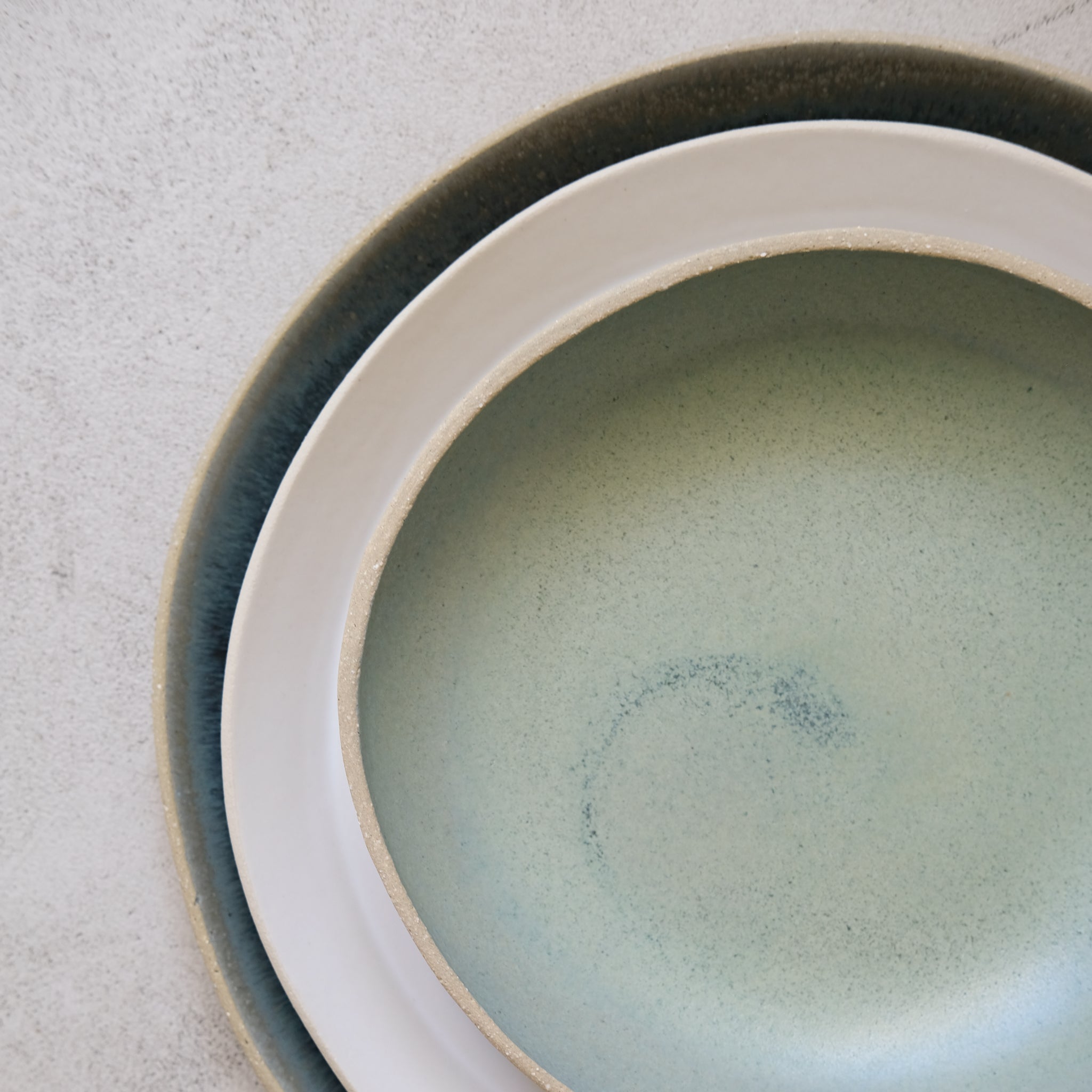 Assiette creuse pistache en grès blanc par Lucie Faucon chez Brutal