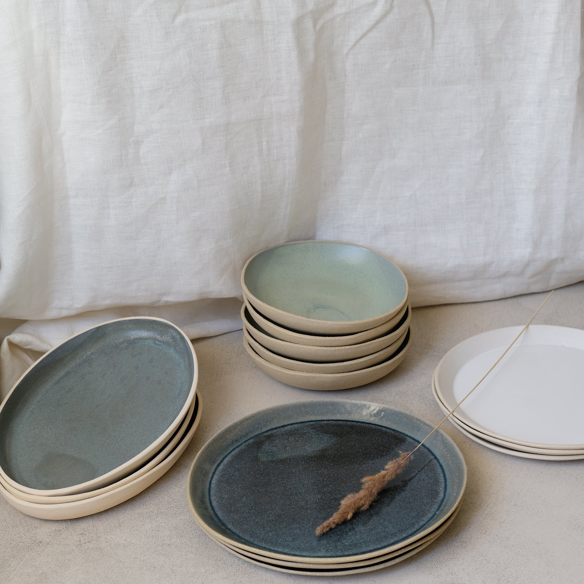 Assiette en grès vert foncé par Lucie Faucon chez Brutal Ceramics