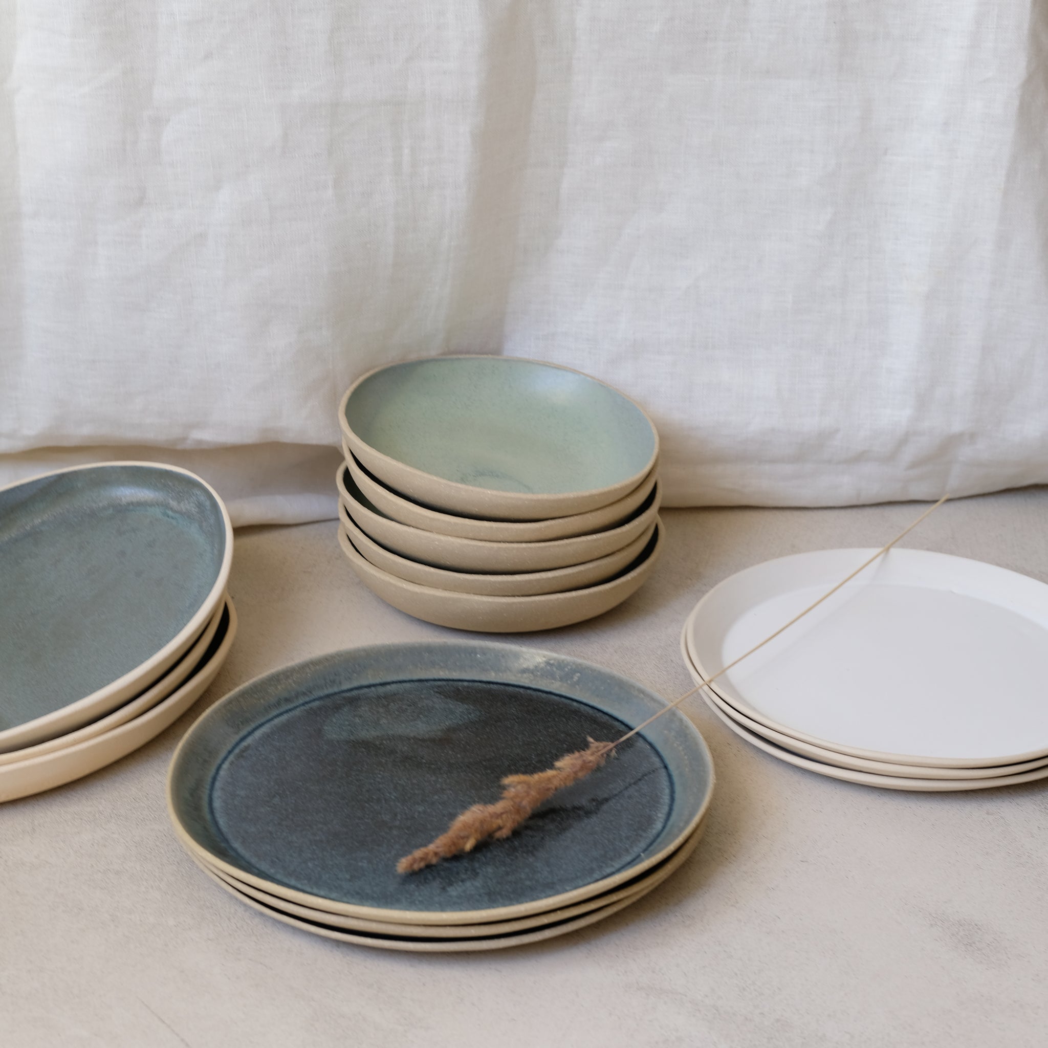 Assiette creuse pistache en grès blanc par Lucie Faucon chez Brutal