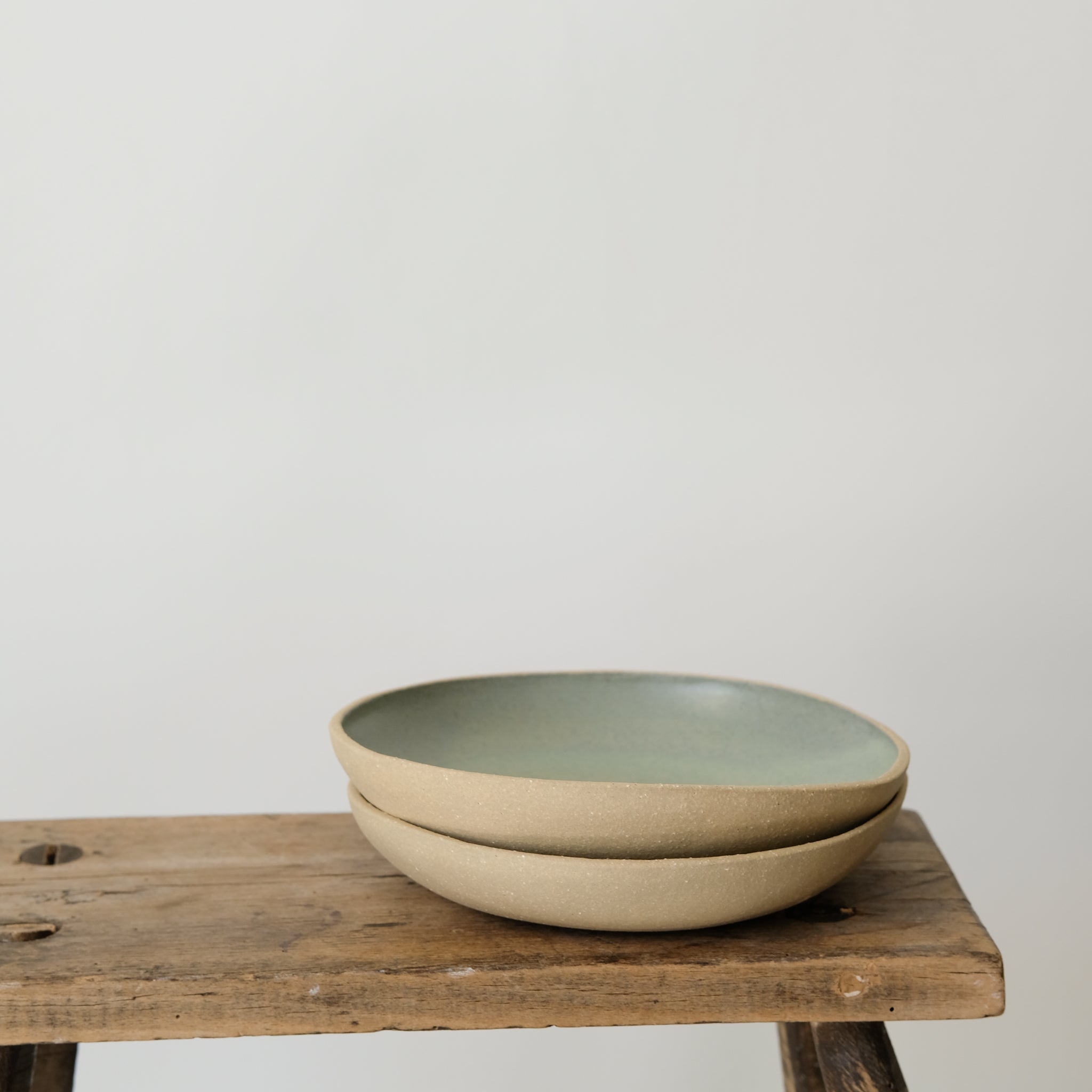 Assiette creuse pistache en grès blanc par Lucie Faucon chez Brutal