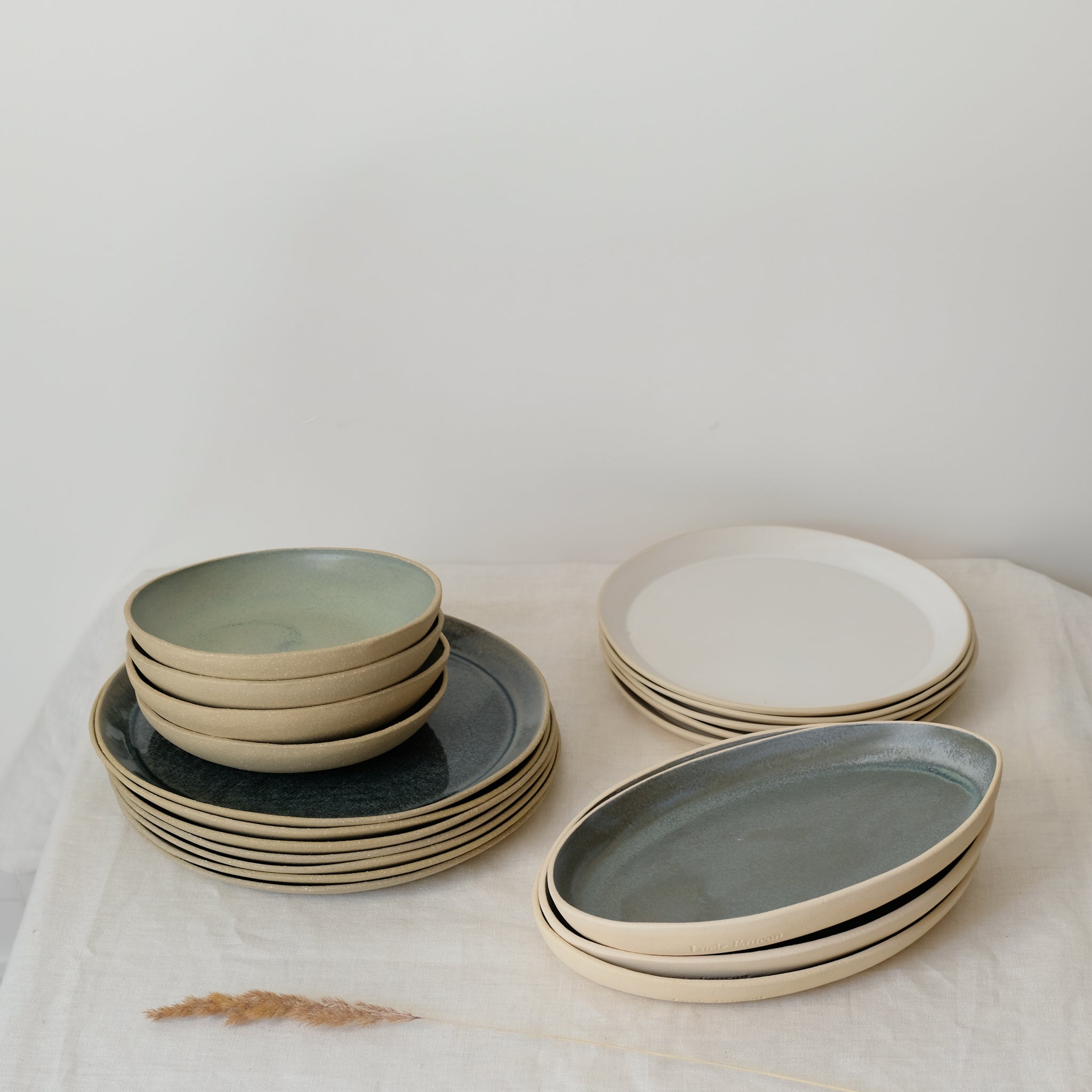 Plat allongé en grès vert par Lucie Faucon chez Brutal Ceramics