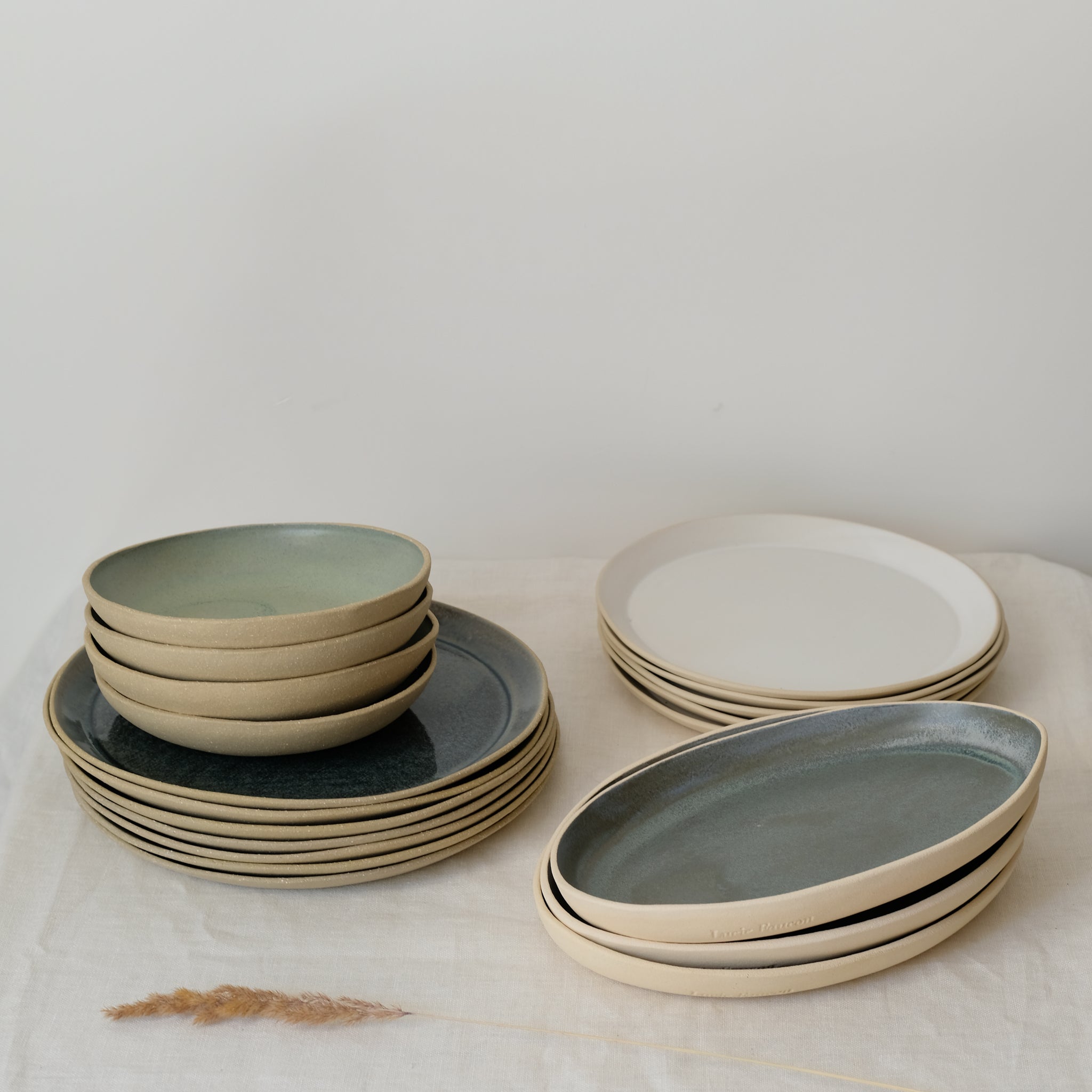 Assiette creuse pistache en grès blanc par Lucie Faucon chez Brutal