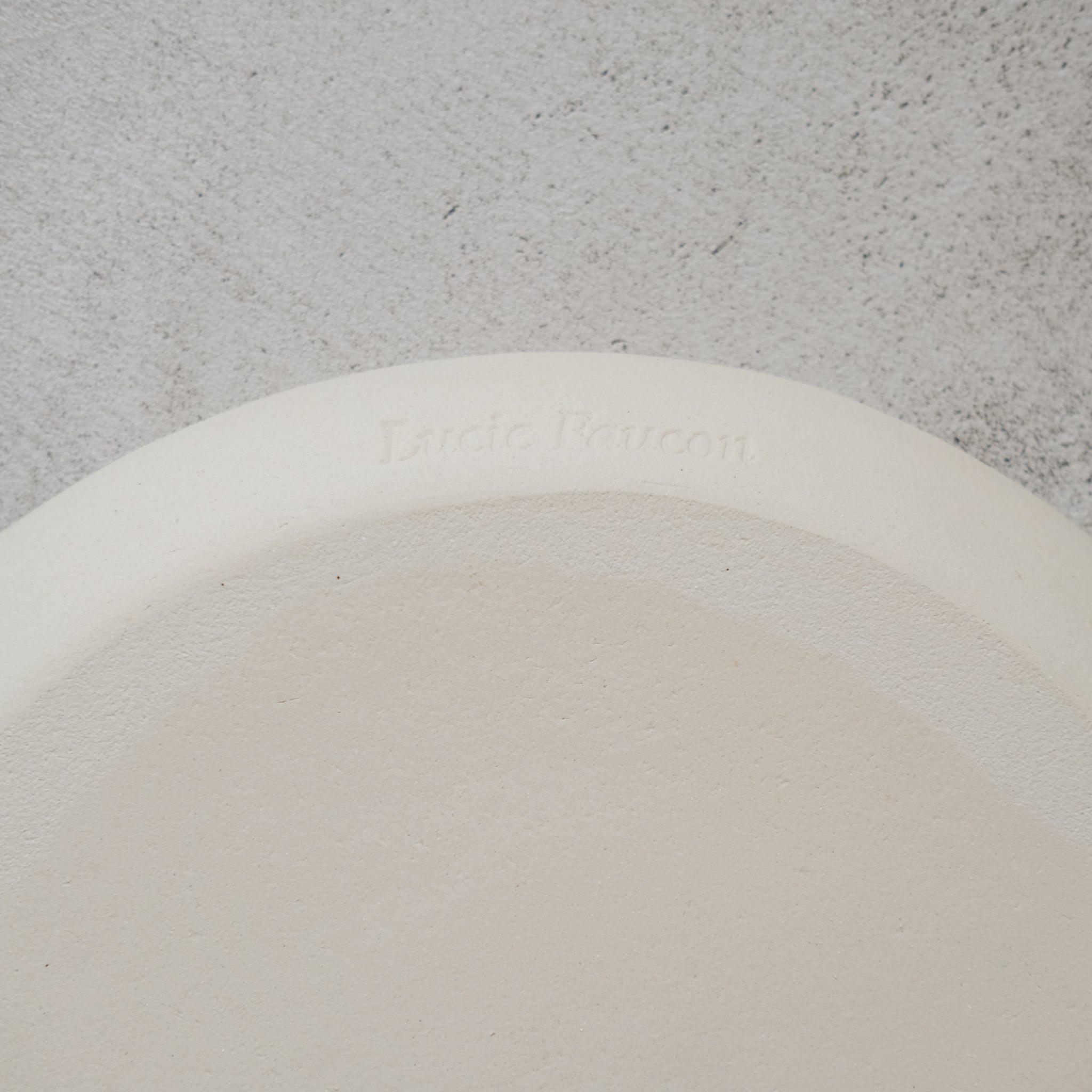 Assiette en grès blanc par Lucie Faucon chez Brutal