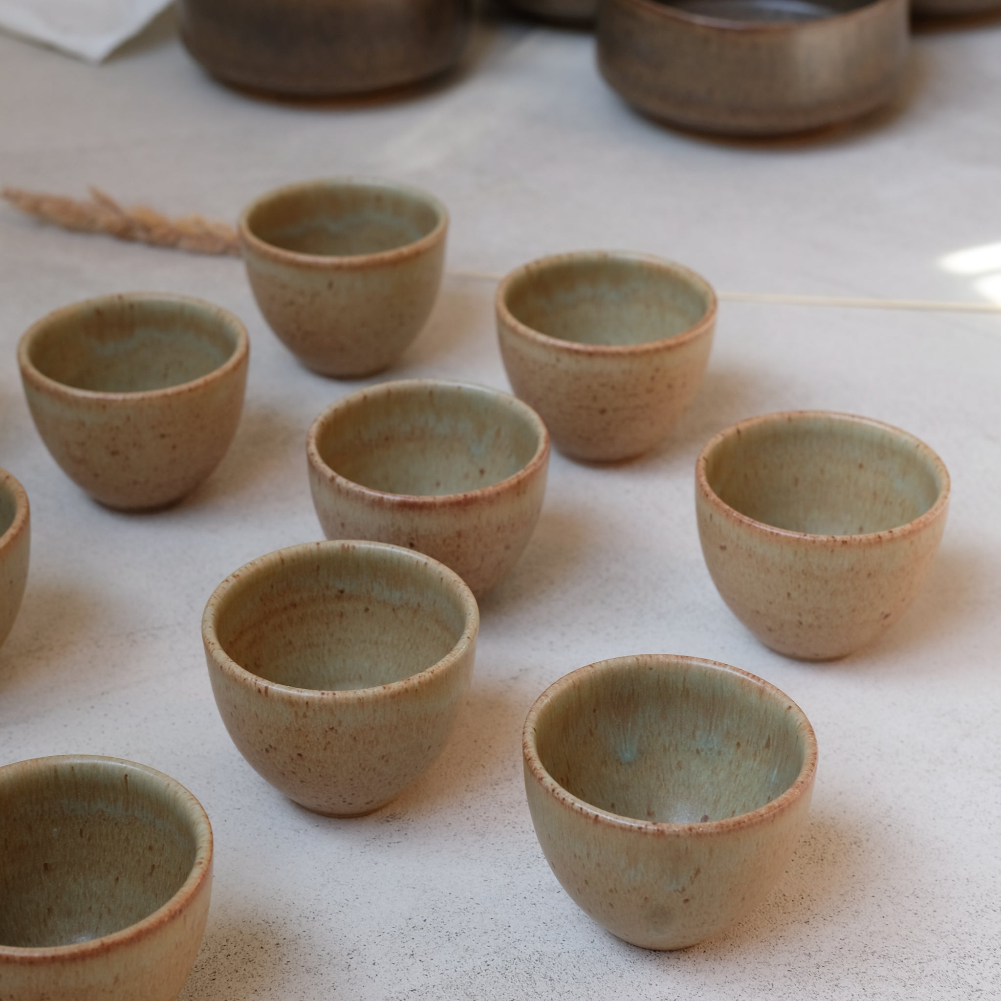 Tasse en grès kaki par Malo chez Brutal Ceramics