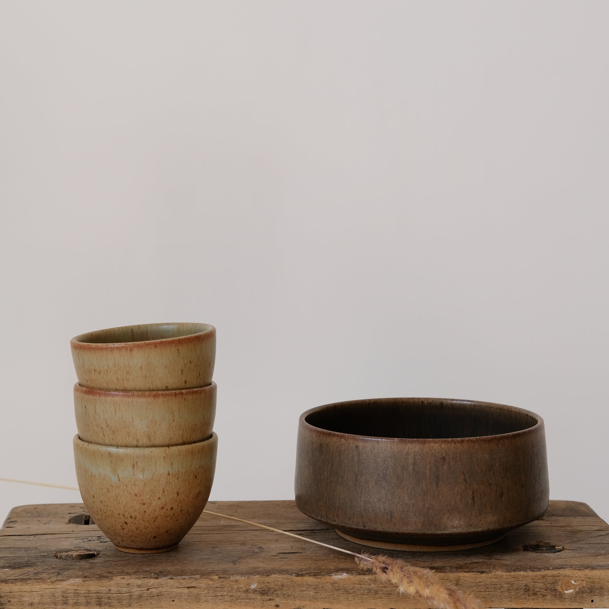 Tasse en grès kaki par Malo chez Brutal Ceramics