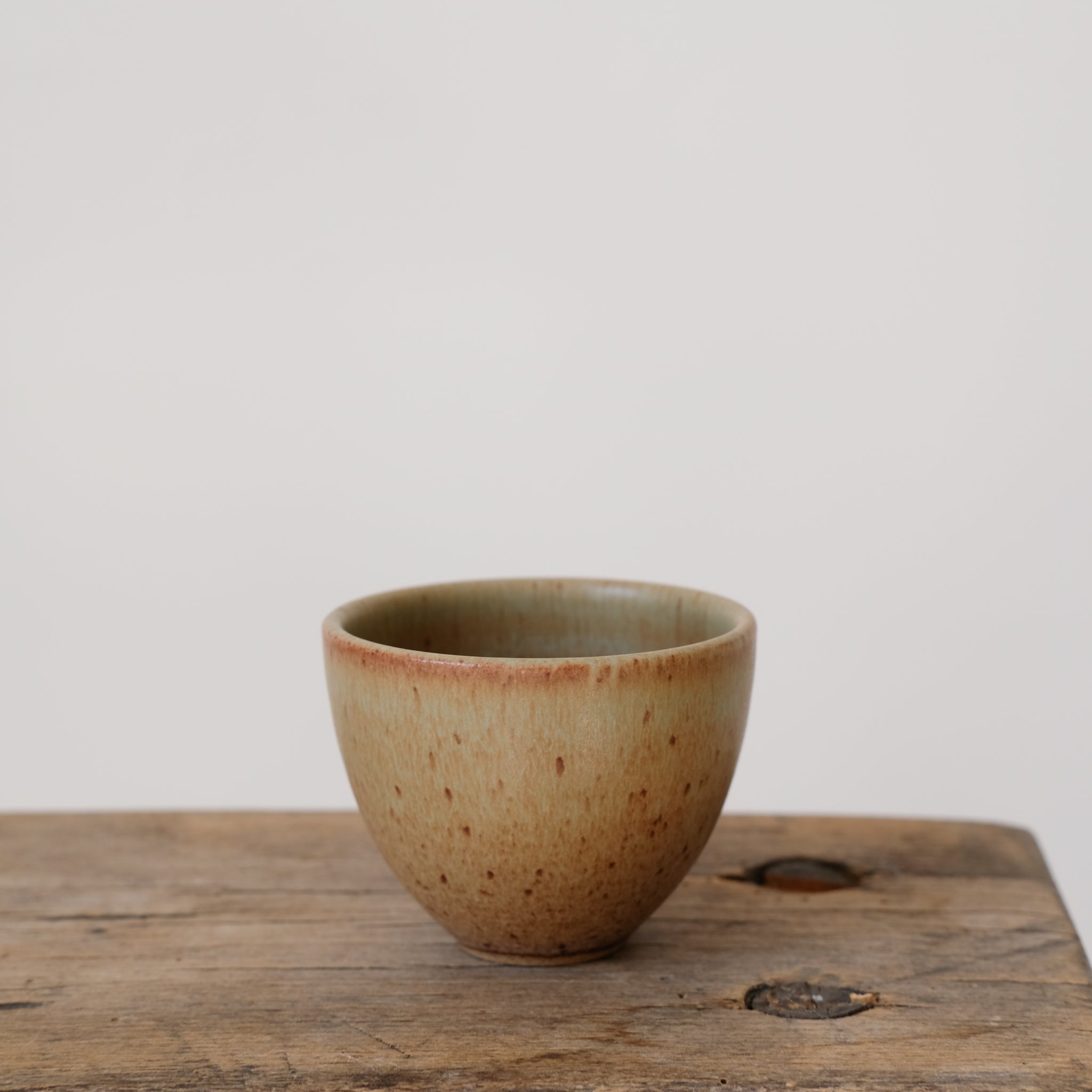 Tasse en grès kaki par Malo chez Brutal Ceramics