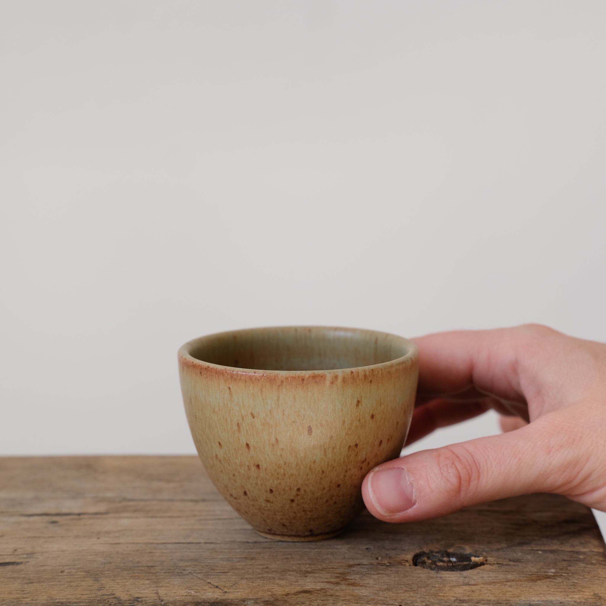 Tasse en grès kaki par Malo chez Brutal Ceramics