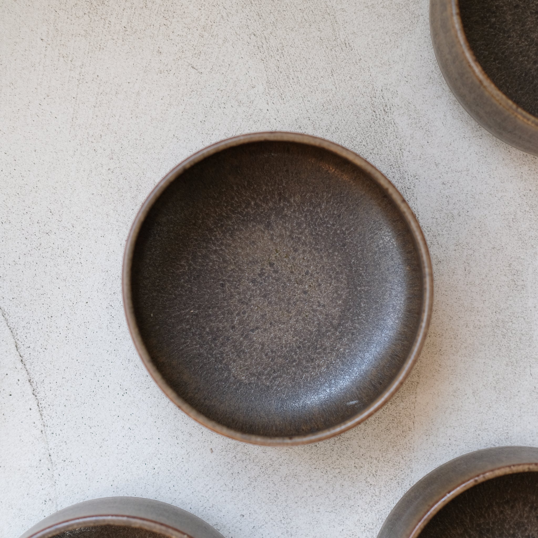 Bol en grès marron foncé par Malo chez Brutal Ceramics