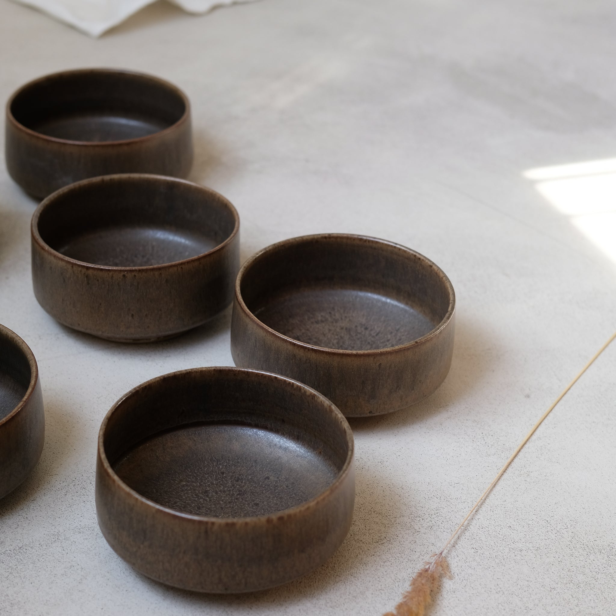 Bol en grès marron foncé par Malo chez Brutal Ceramics