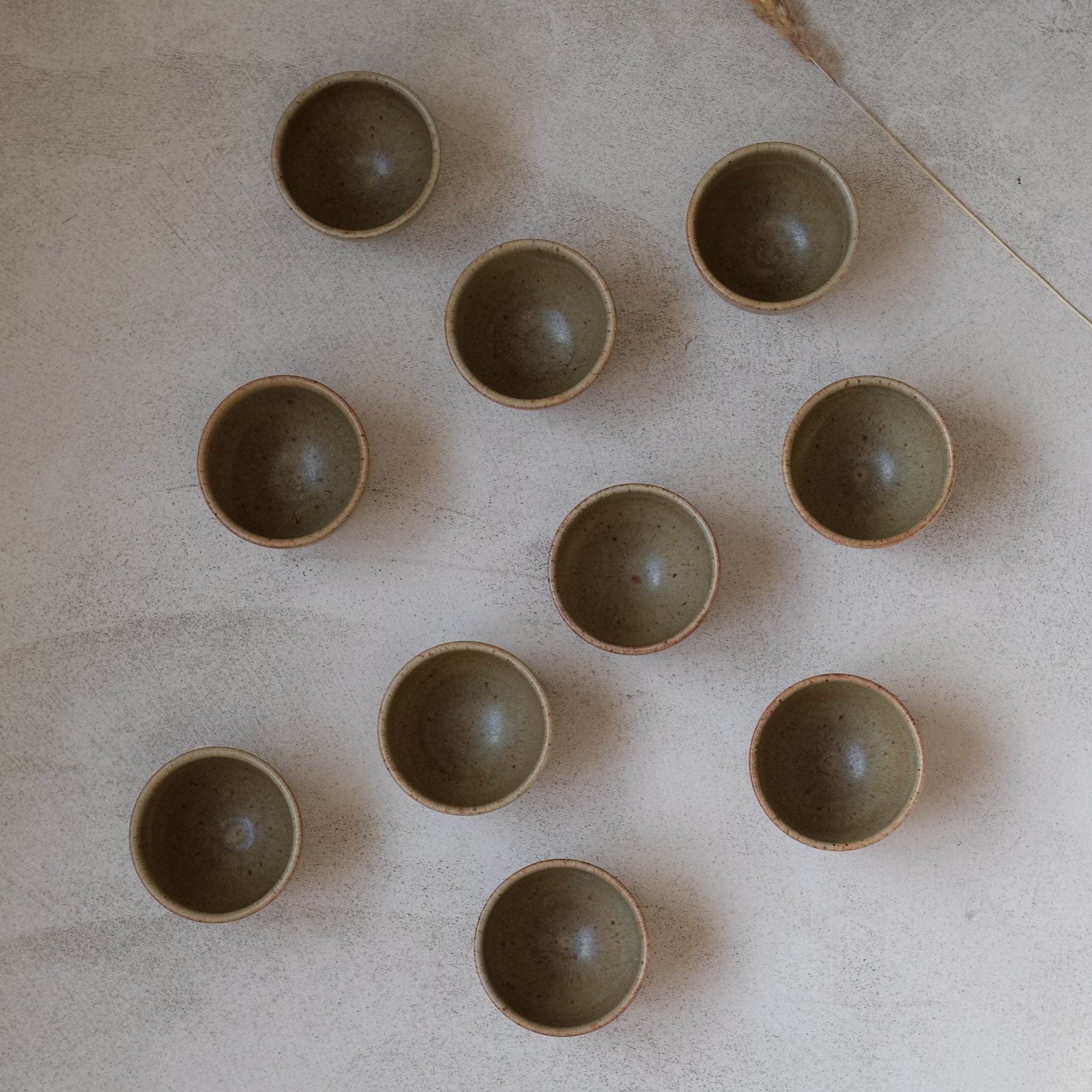 Tasse en grès kaki par Malo chez Brutal Ceramics