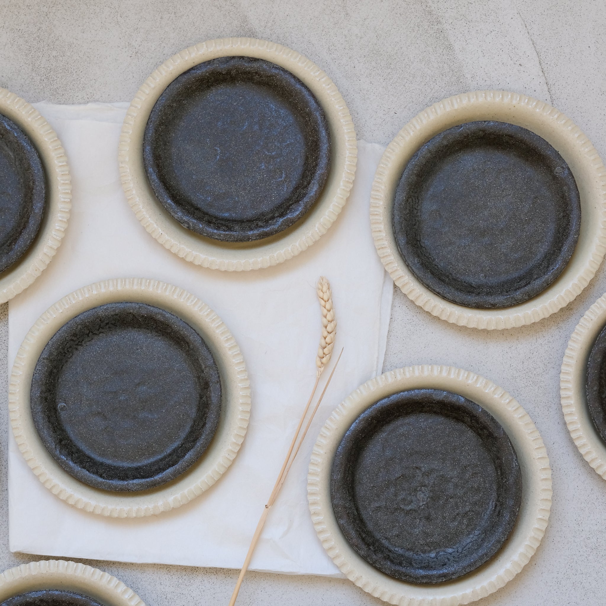 Assiette en grès noir texturée par Mano Mani chez Brutal Ceramics