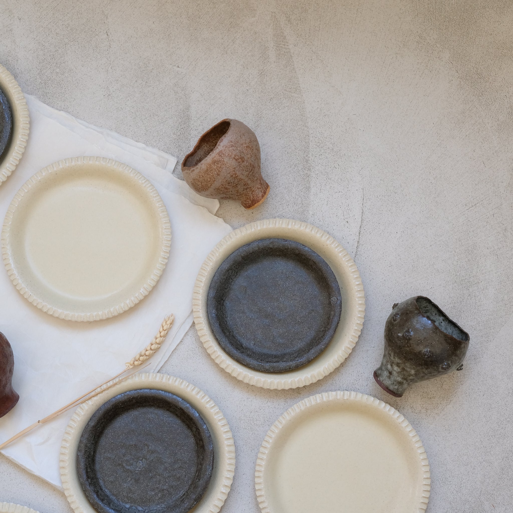 Tasse en grès rouge gris satiné par Mano Mani chez Brutal Ceramics
