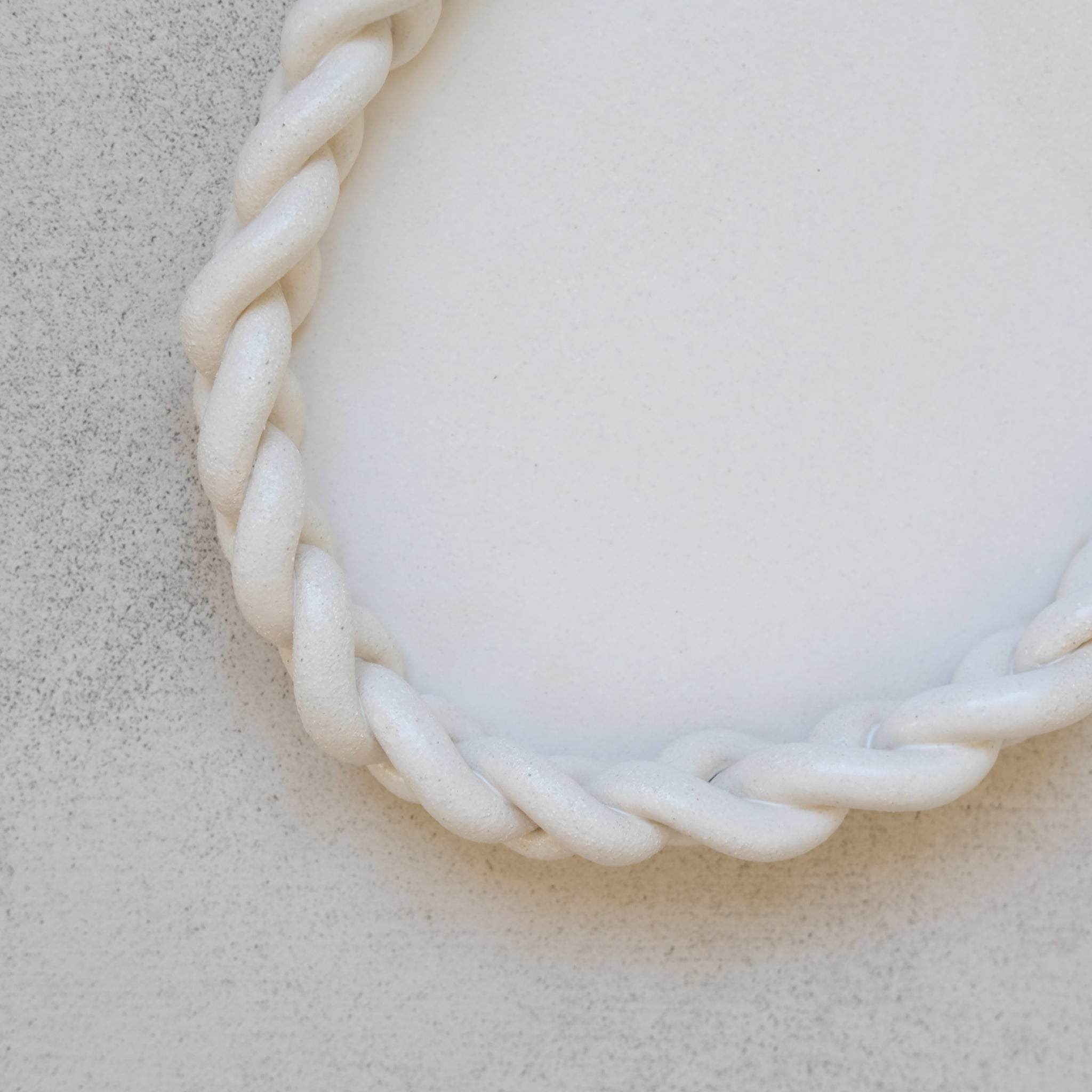 Plateau en grès tressé par Mano Mani chez Brutal Ceramics