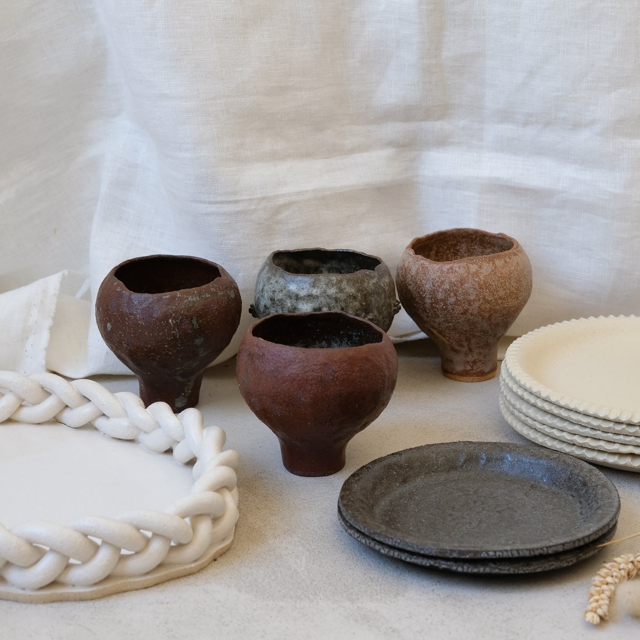 Assiette en grès noir texturée par Mano Mani chez Brutal Ceramics