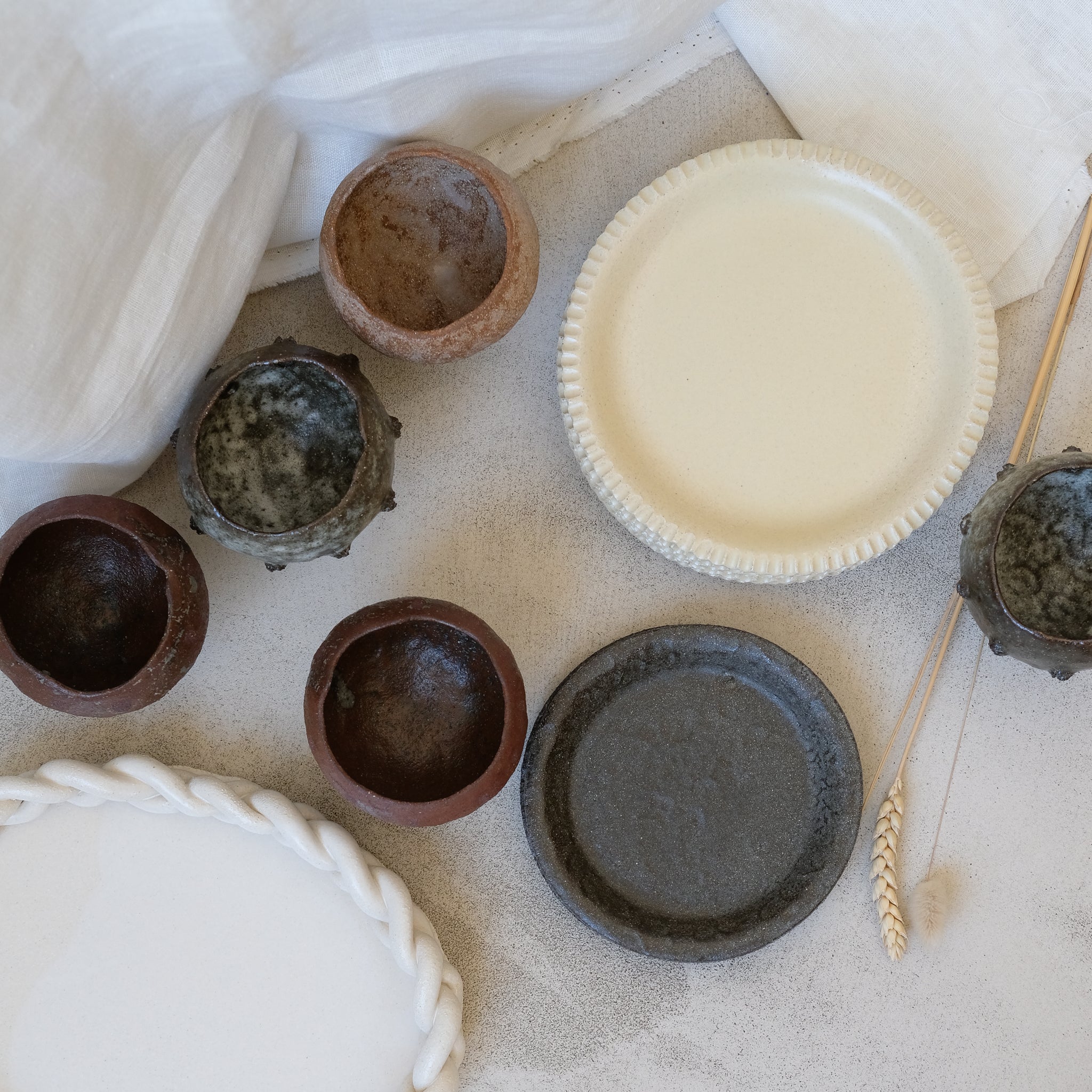 Assiette en grès noir texturée par Mano Mani chez Brutal Ceramics