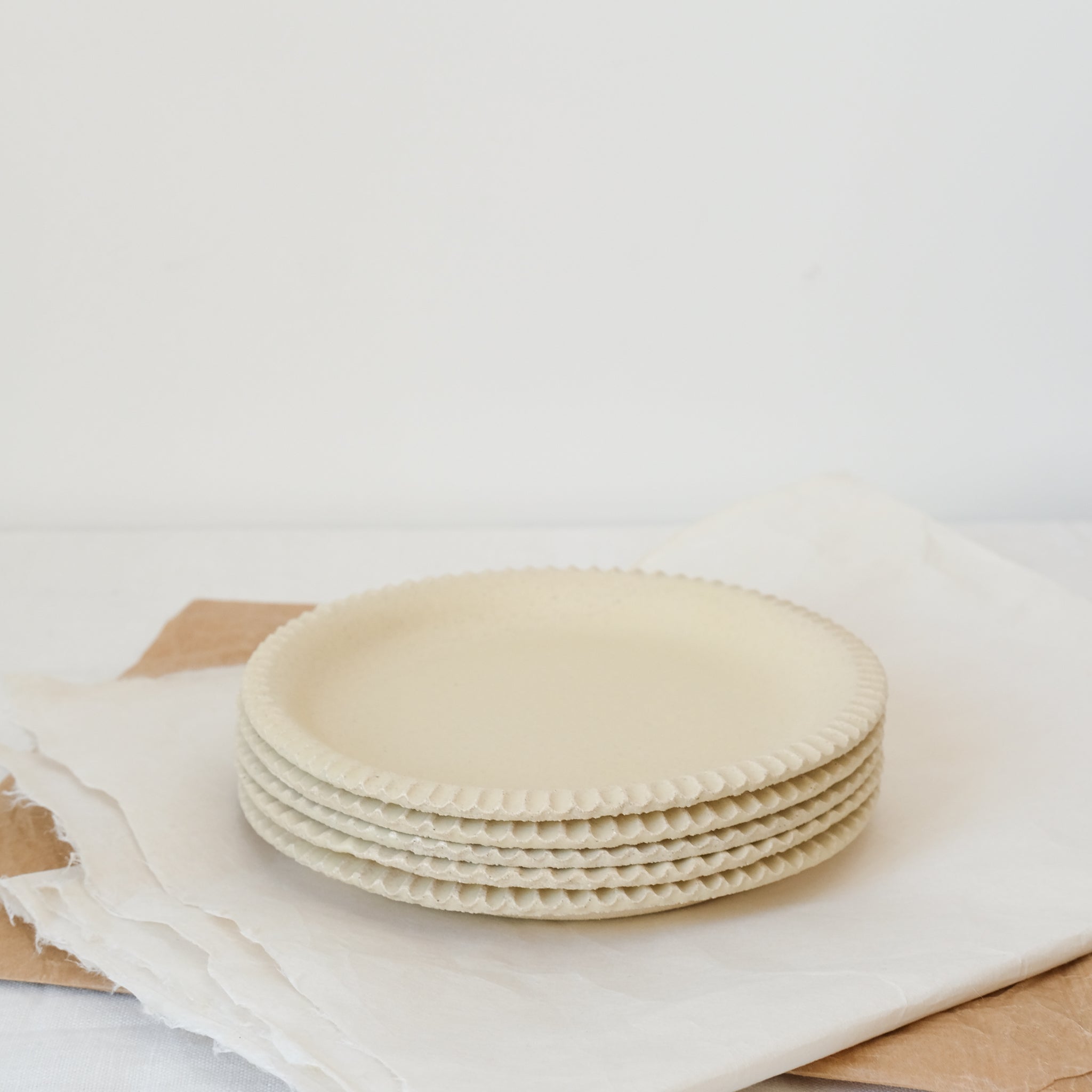 Ribbed white sandstone plate D 18.5cm - Butter