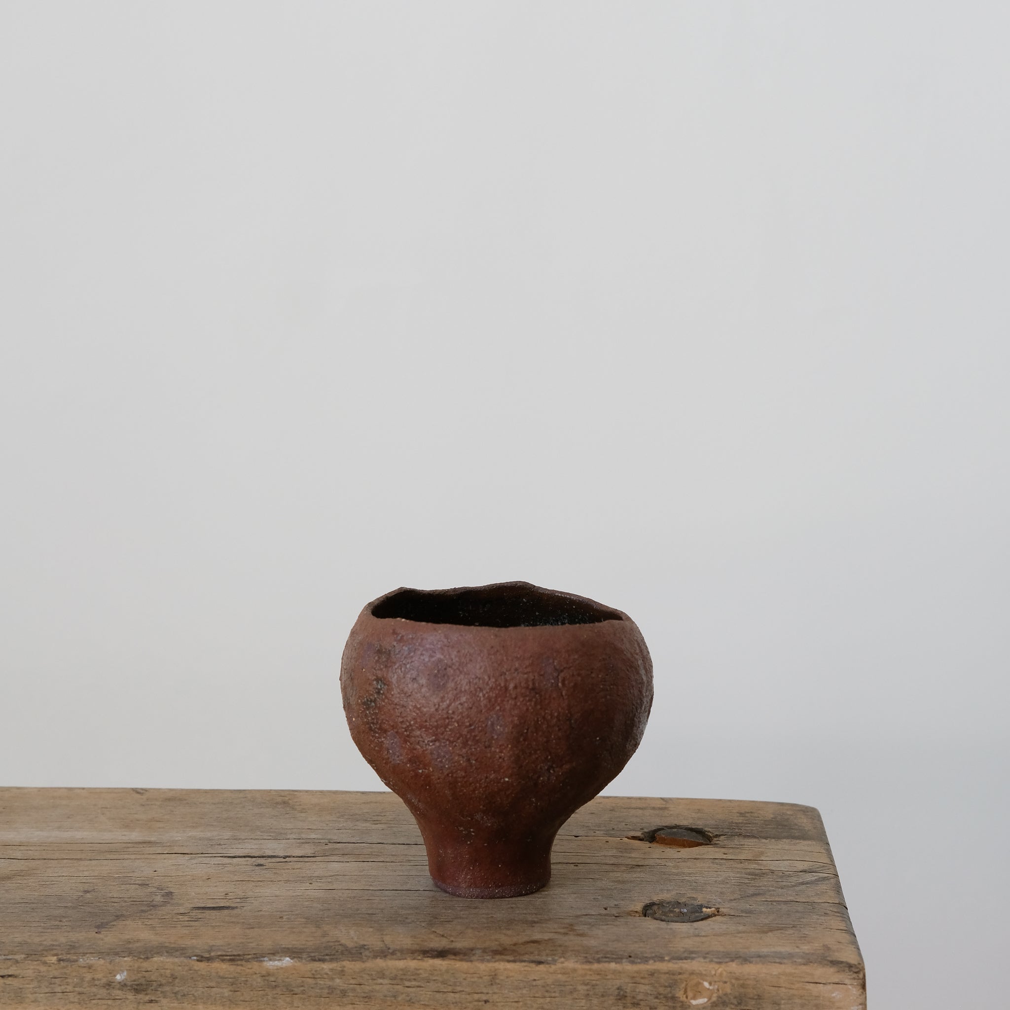 Tasse en grès rouge bordeaux par Mano Mani chez Brutal Ceramics