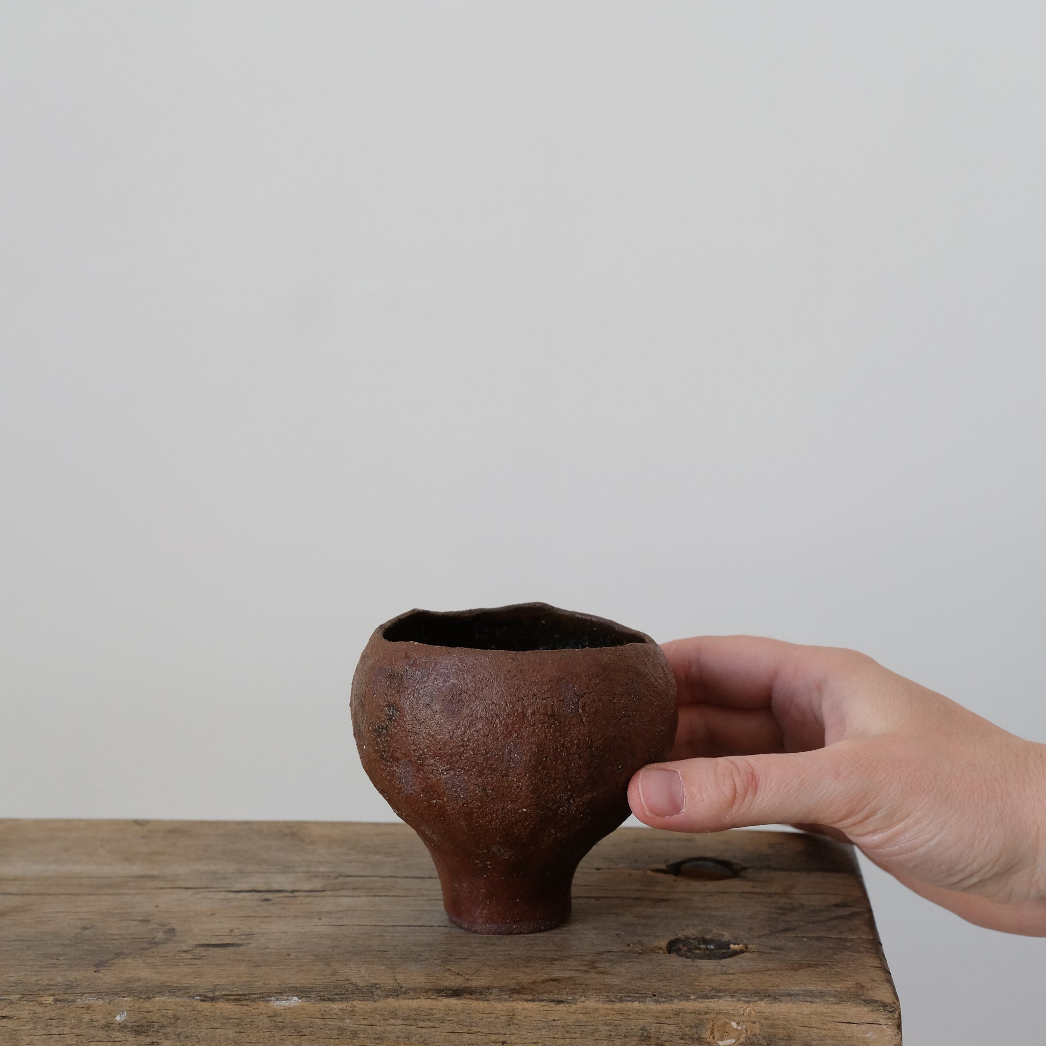 Tasse en grès rouge bordeaux par Mano Mani chez Brutal Ceramics