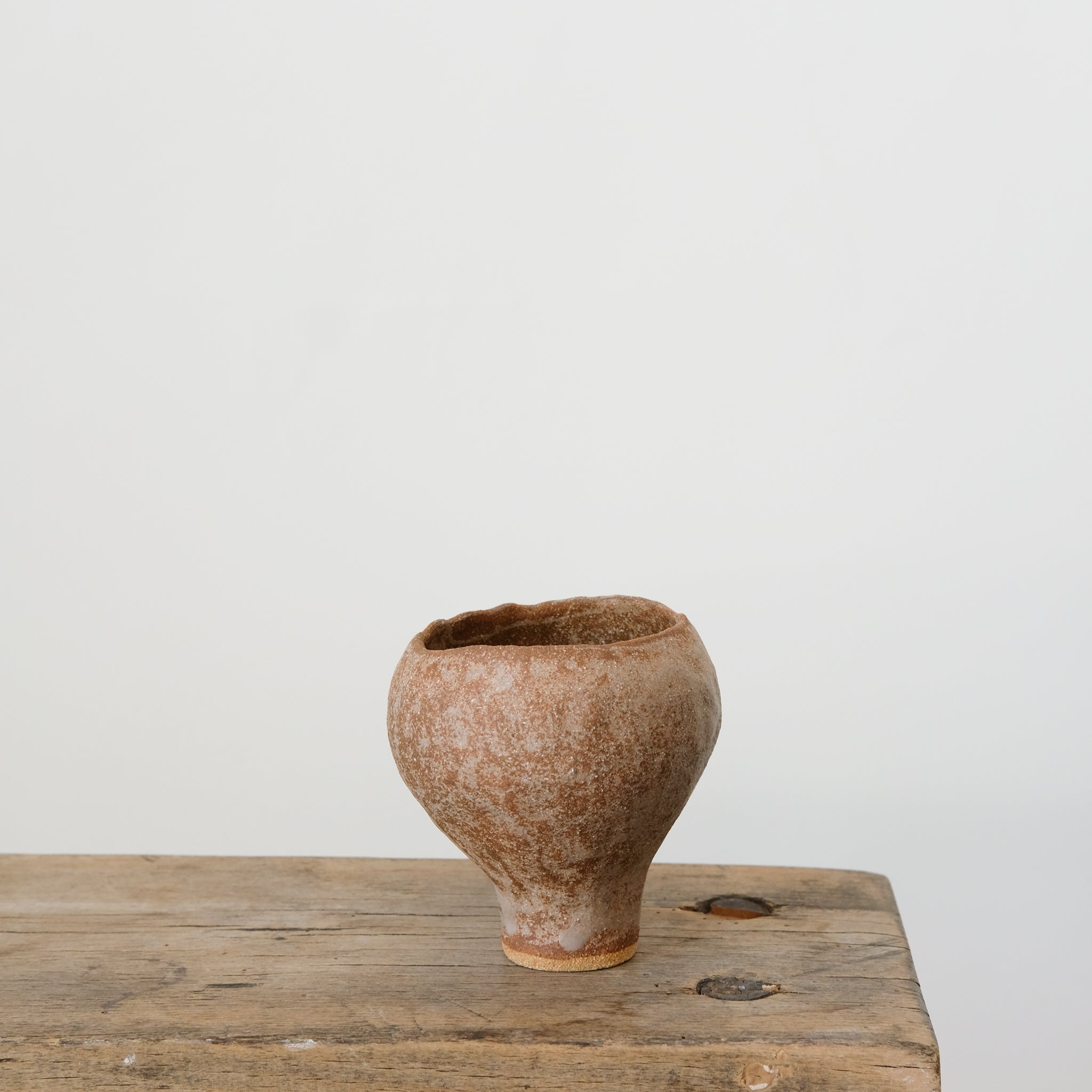 Tasse en grès roux rouille mat par Mano Mani chez Brutal Ceramics