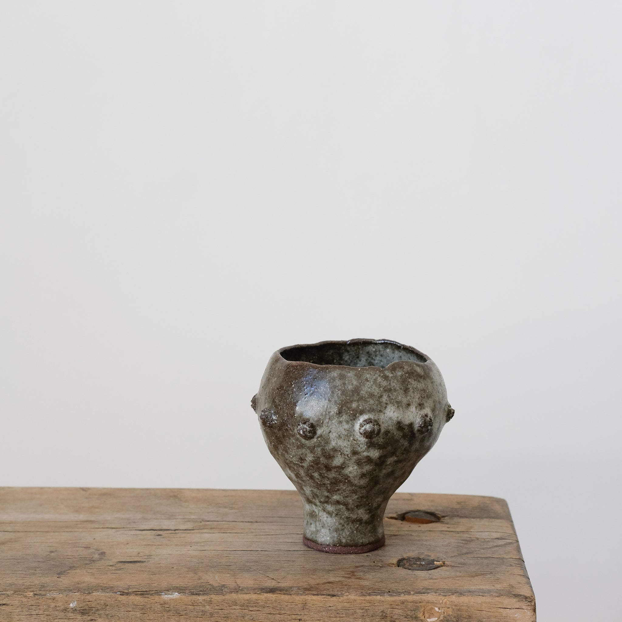 Tasse en grès rouge gris satiné par Mano Mani chez Brutal Ceramics