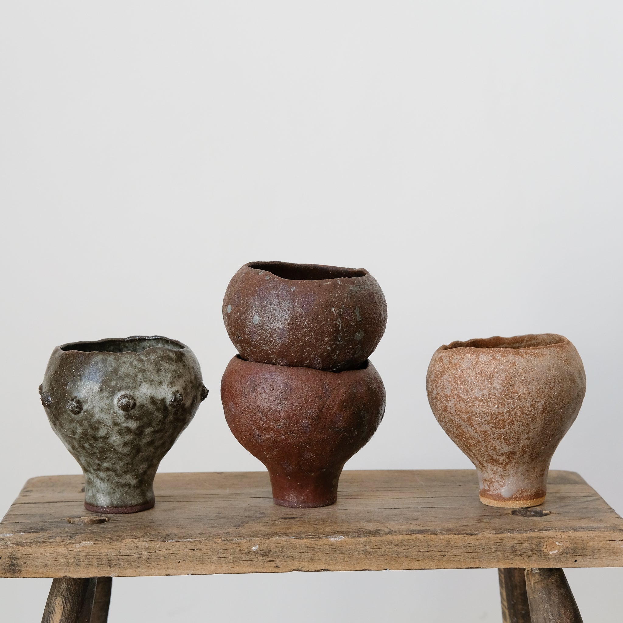 Tasse en grès rouge bordeaux par Mano Mani chez Brutal Ceramics