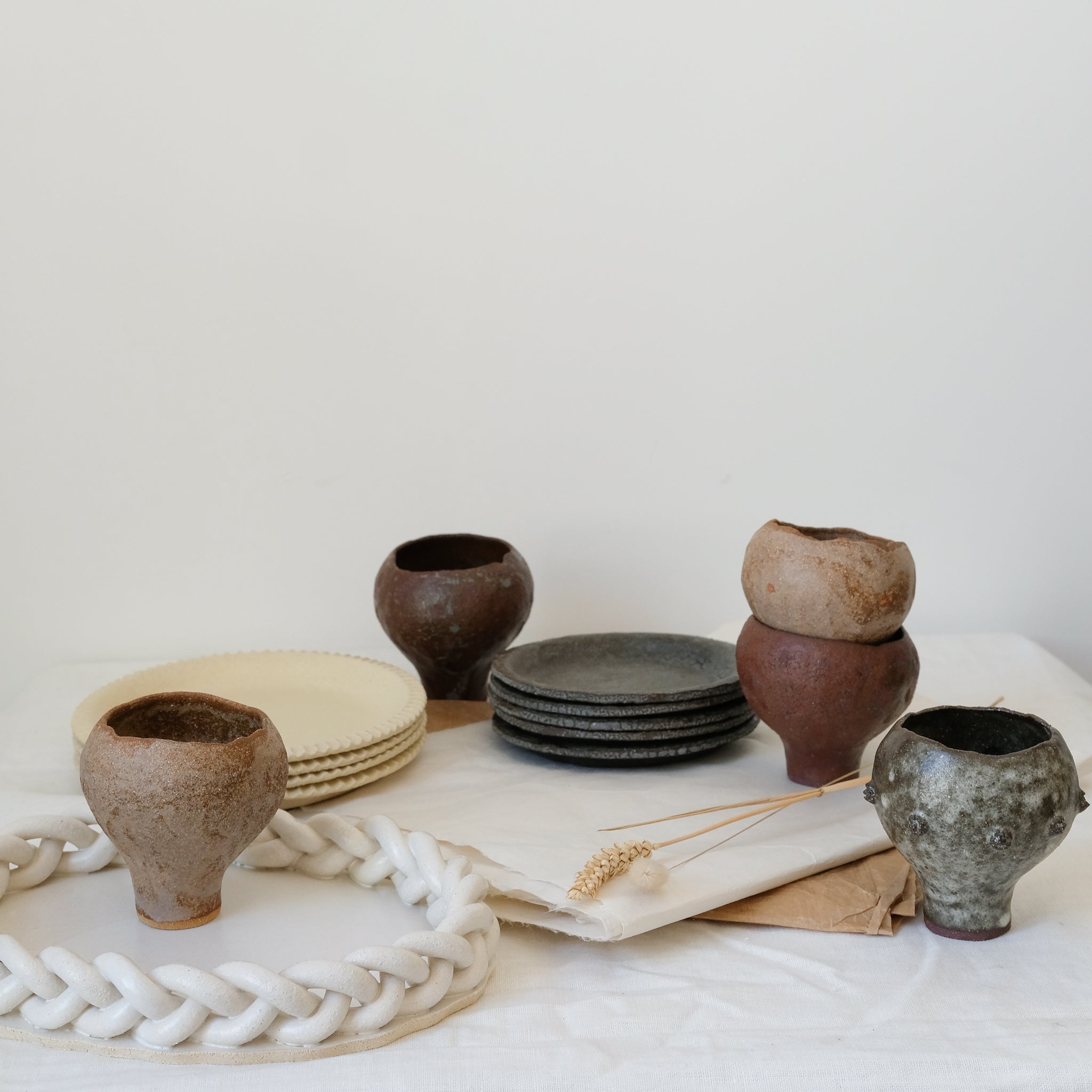 Tasse en grès rouge gris satiné par Mano Mani chez Brutal Ceramics