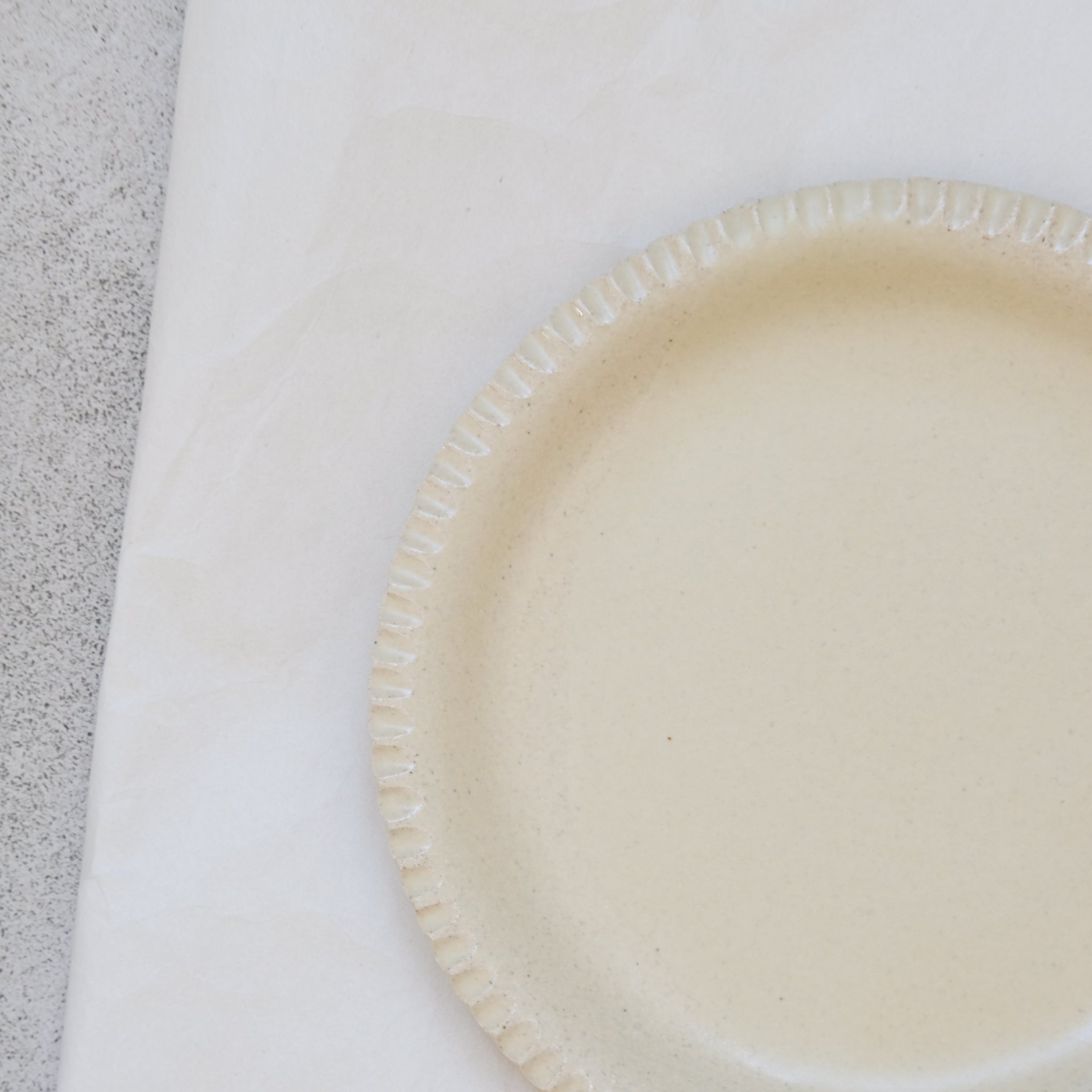Ribbed white sandstone plate D 18.5cm - Butter