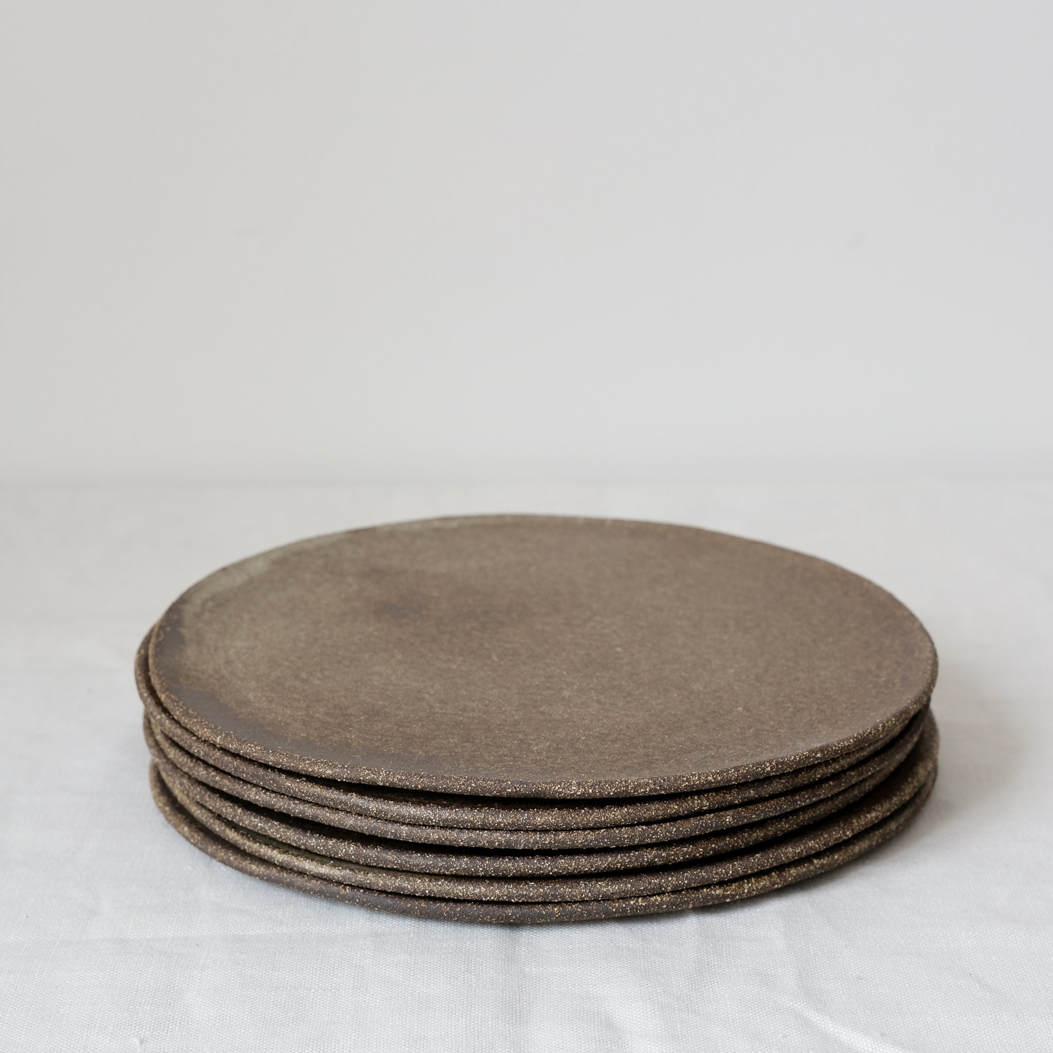 Assiette en grès noir, brun doré par Marguicha chez Brutal Ceramics