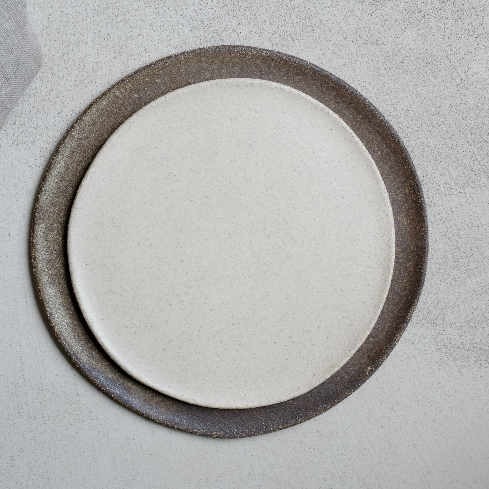 Assiette en grès blanc, crème par Marguicha chez Brutal Ceramics