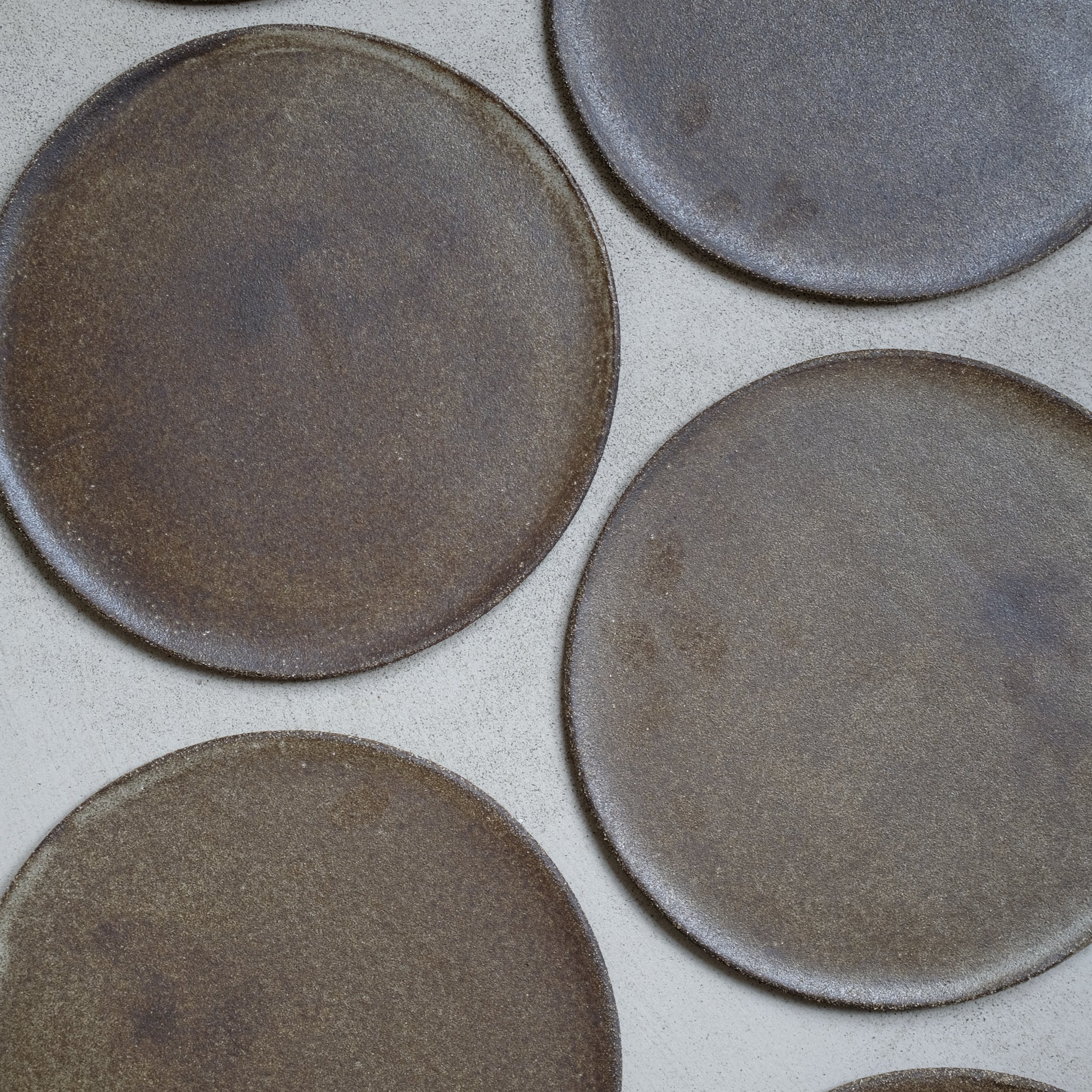 Assiette en grès noir, brun doré par Marguicha chez Brutal Ceramics