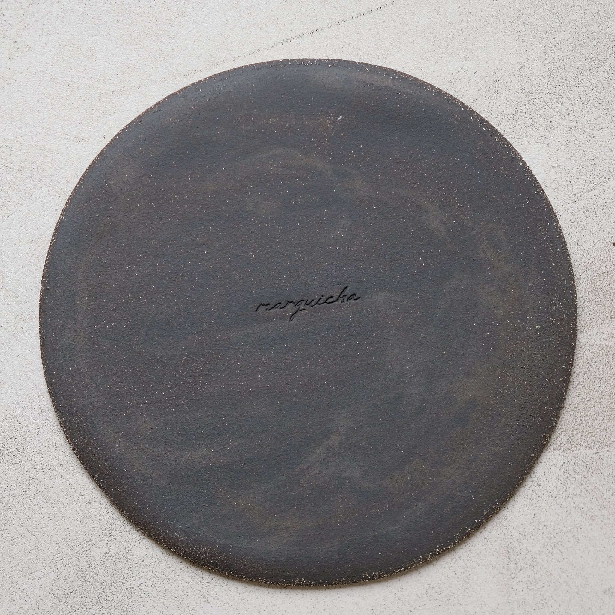 Assiette en grès noir, brun doré par Marguicha chez Brutal Ceramics