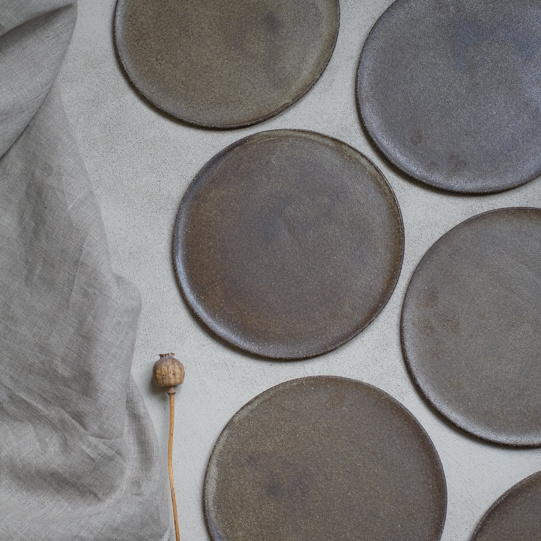 Assiette en grès noir, brun doré par Marguicha chez Brutal Ceramics