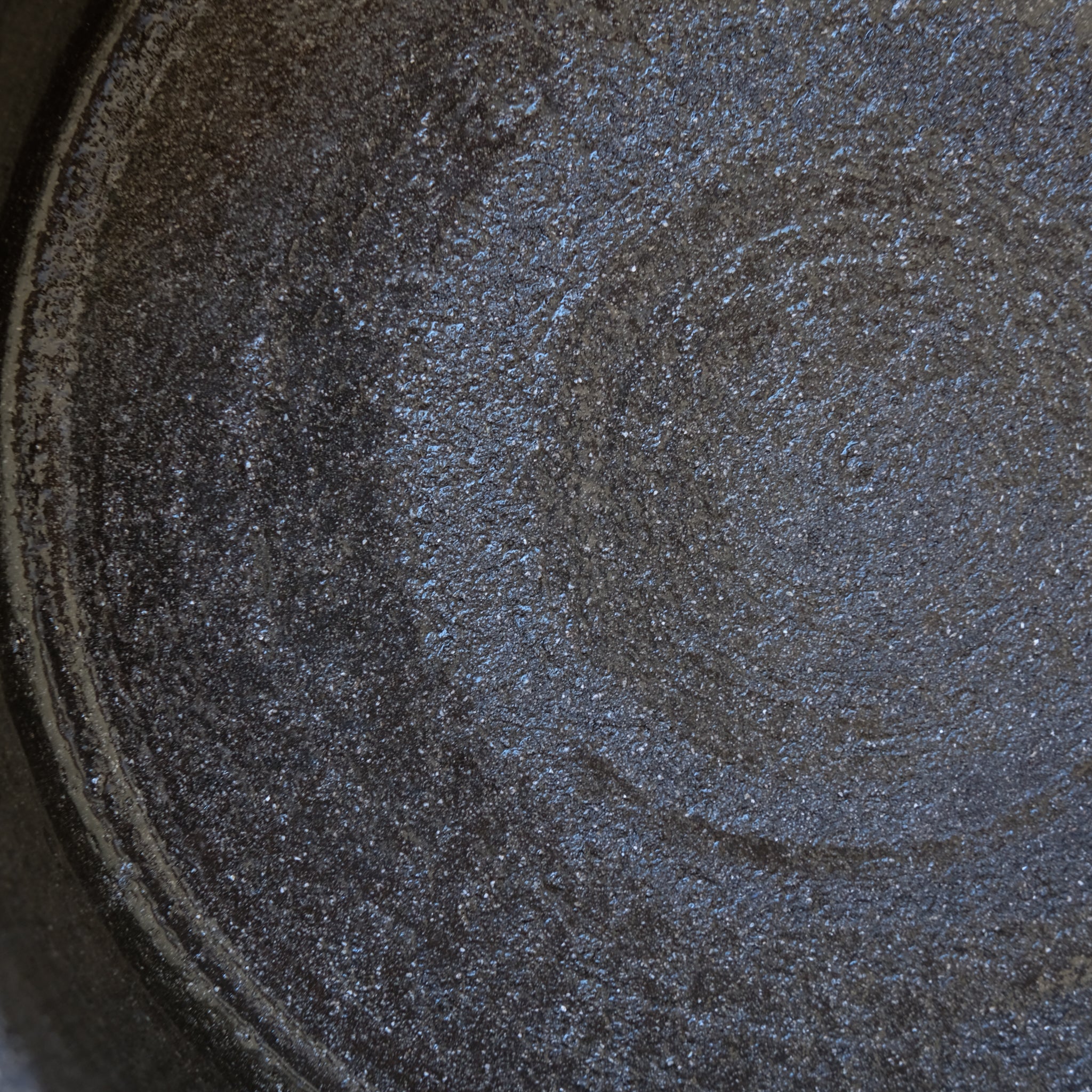 Saladier en grès noir par Pauline Boisaubert chez Brutal Ceramics